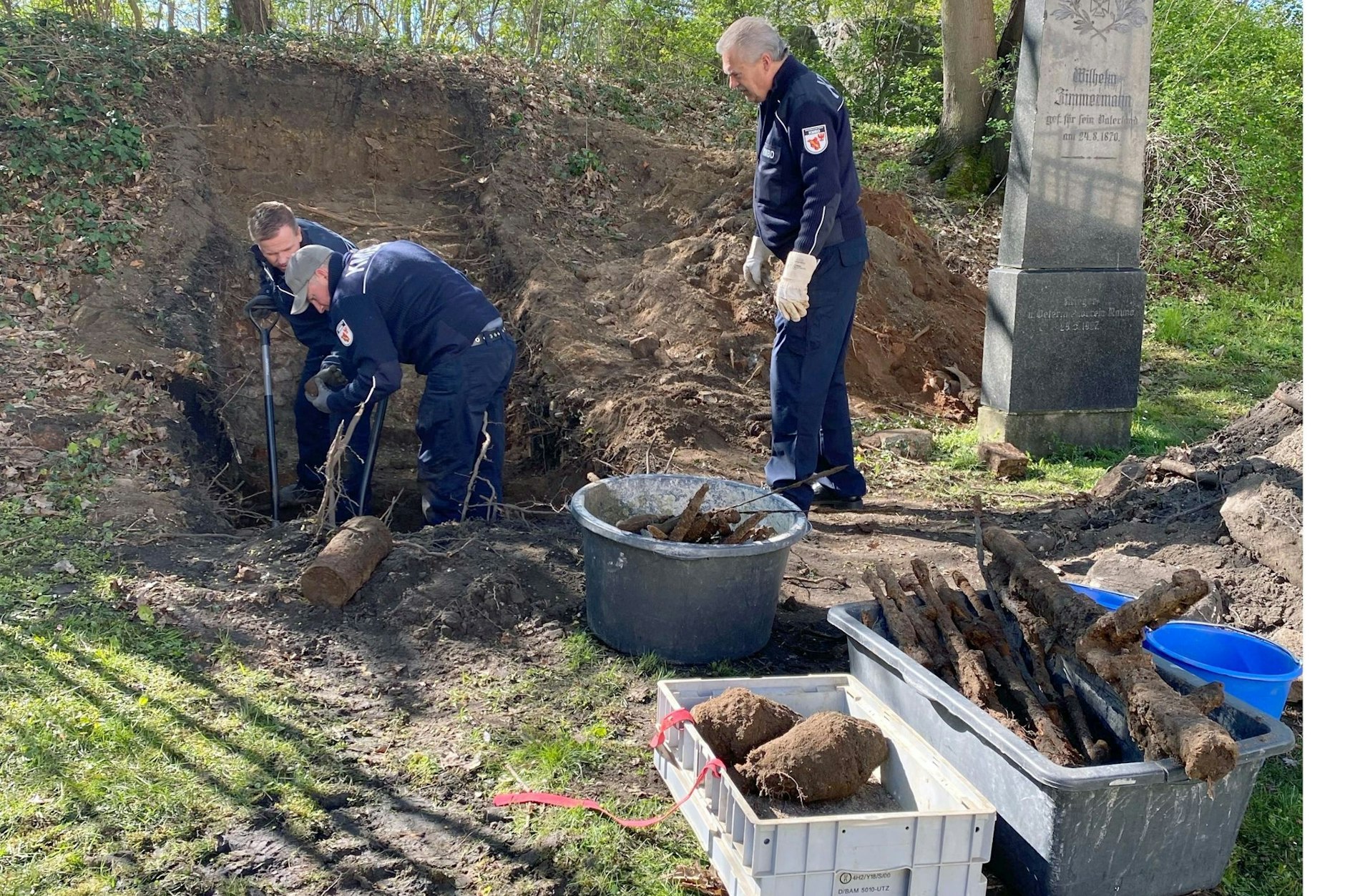 Kampfmittelräumer der Polizei graben den Waffenschatz am Senftenberger Schloss aus.