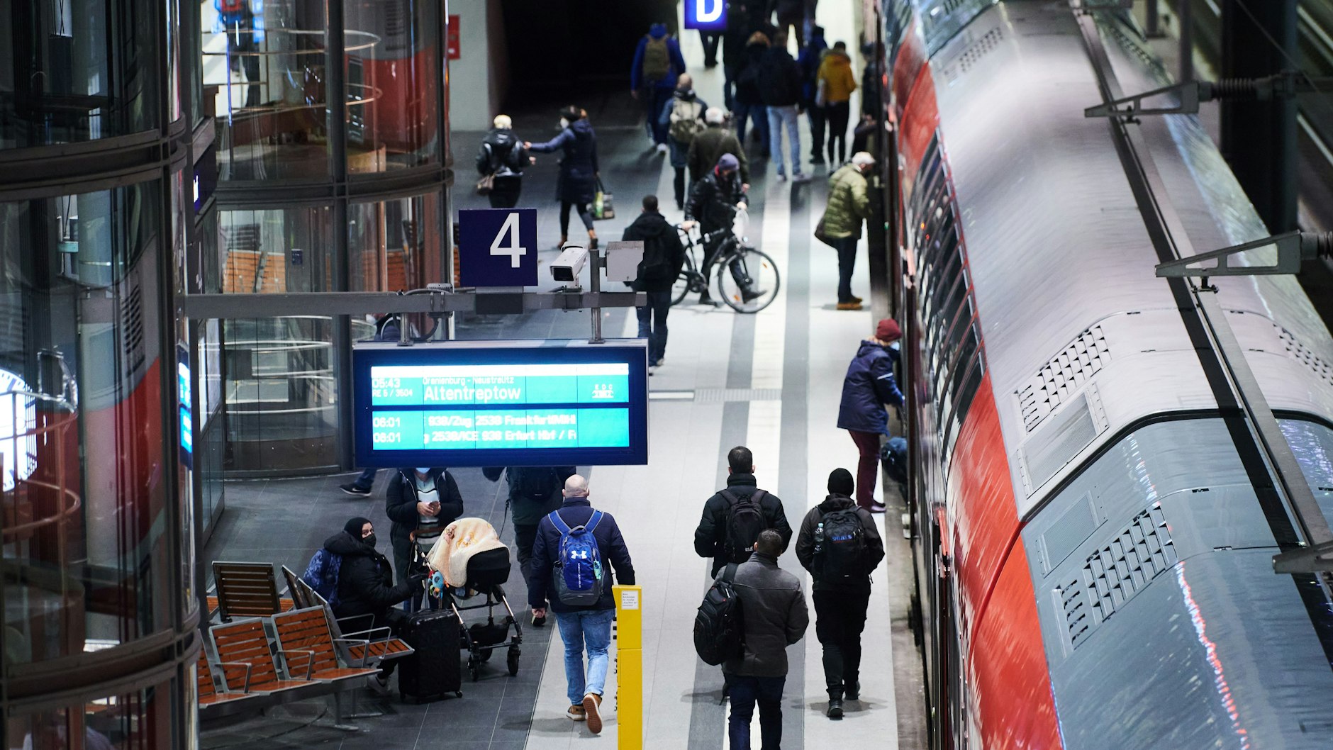 Ein Regionalexpress im Berliner Hauptbahnhof. Mit solchen Zügen kann man im Zwei-Stunden-Takt nach Rostock und Stralsund reisen. Gut möglich, dass sie bald noch voller sein werden.