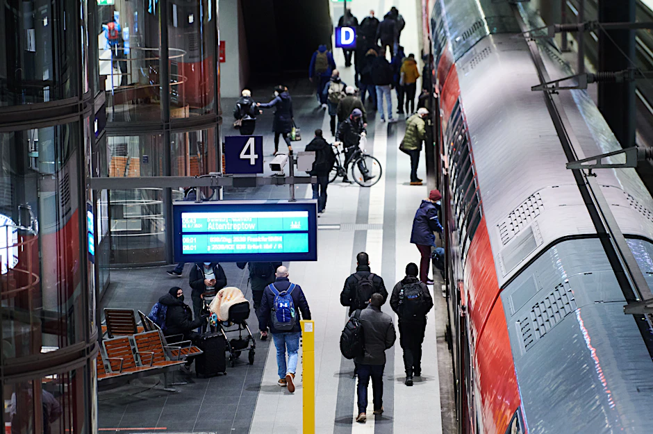 Ein Regionalexpress im Berliner Hauptbahnhof. Mit solchen Zügen kann man im Zwei-Stunden-Takt nach Rostock und Stralsund reisen. Gut möglich, dass sie bald noch voller sein werden.
