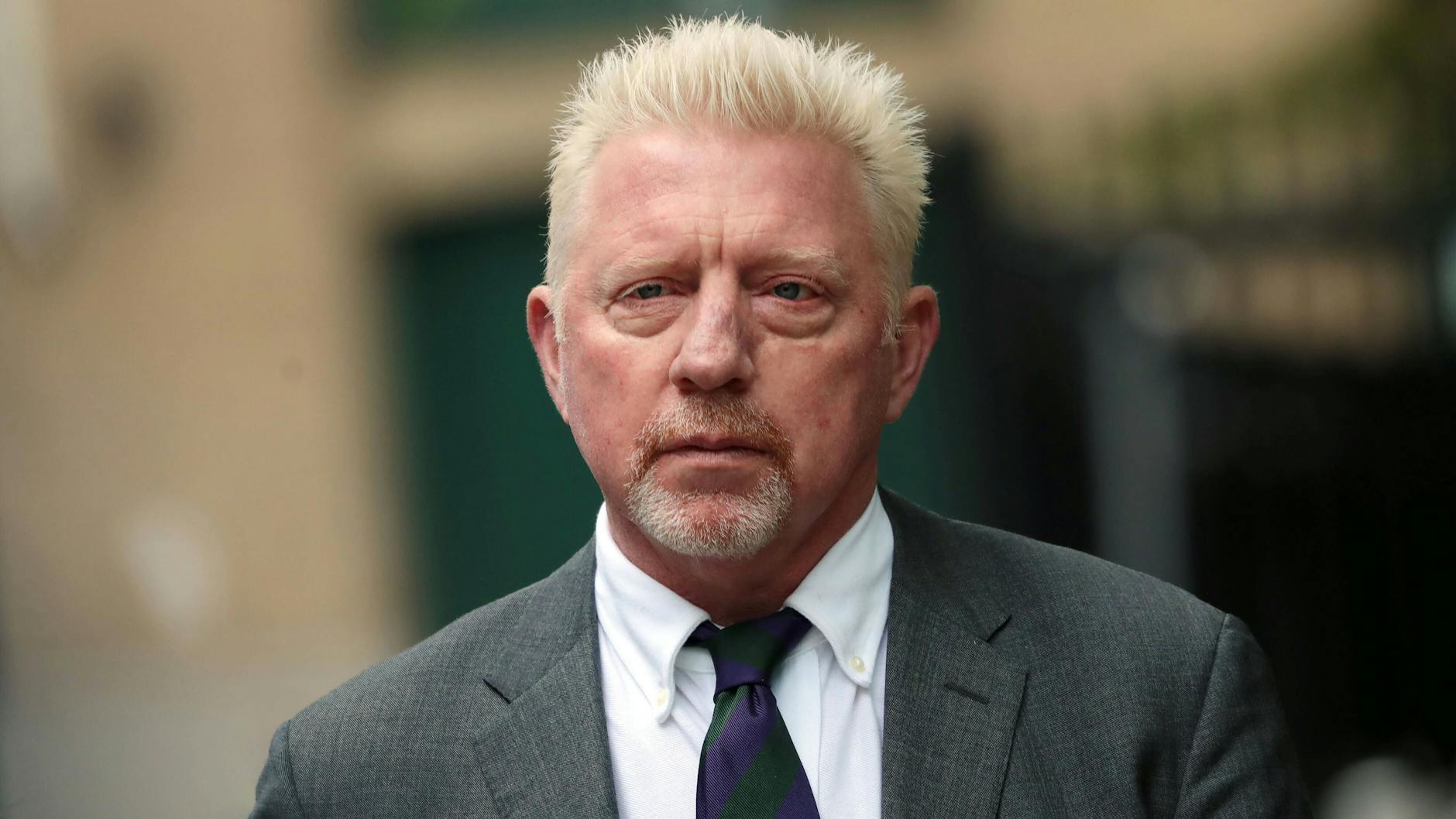 Tennis-Legende Boris Becker steht am Freitag vor dem Gerichtsgebäude.