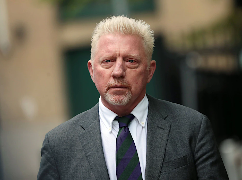 Tennis-Legende Boris Becker steht am Freitag vor dem Gerichtsgebäude.