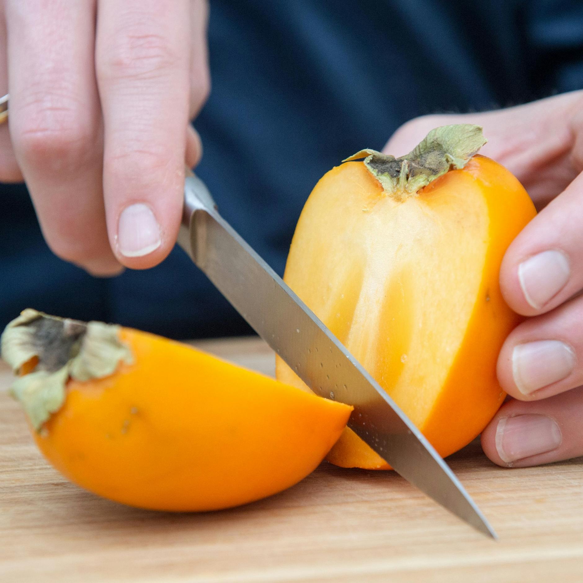 Eine Kaki kann sogar mit Schale gegessen werden.