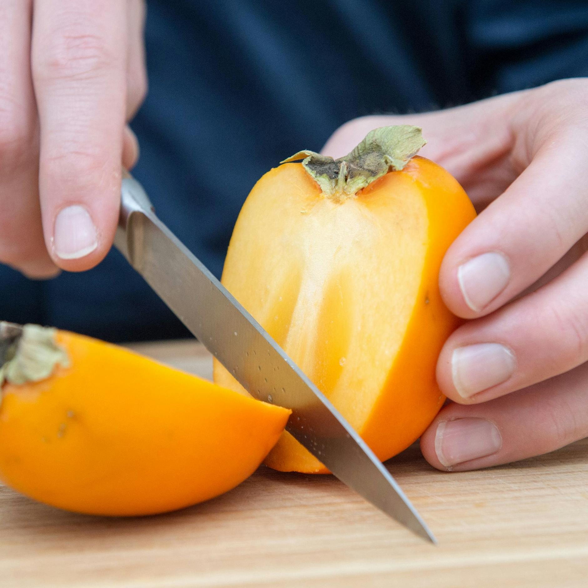 Eine Kaki kann sogar mit Schale gegessen werden.