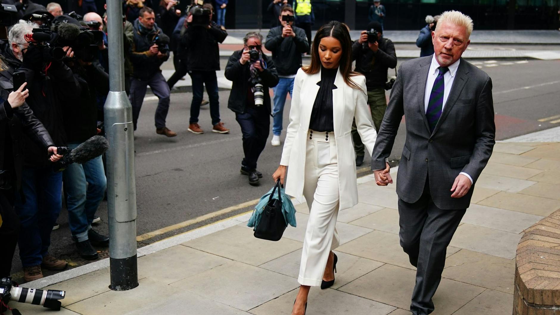 Mit viel Spannung wurde das Urteil für die Tennis-Legende Boris Becker (r) erwartet. Nun hat das Southwark Crown Court Gericht in London das Strafmaß bekannt gegeben: zweieinhalb Jahre Haft.