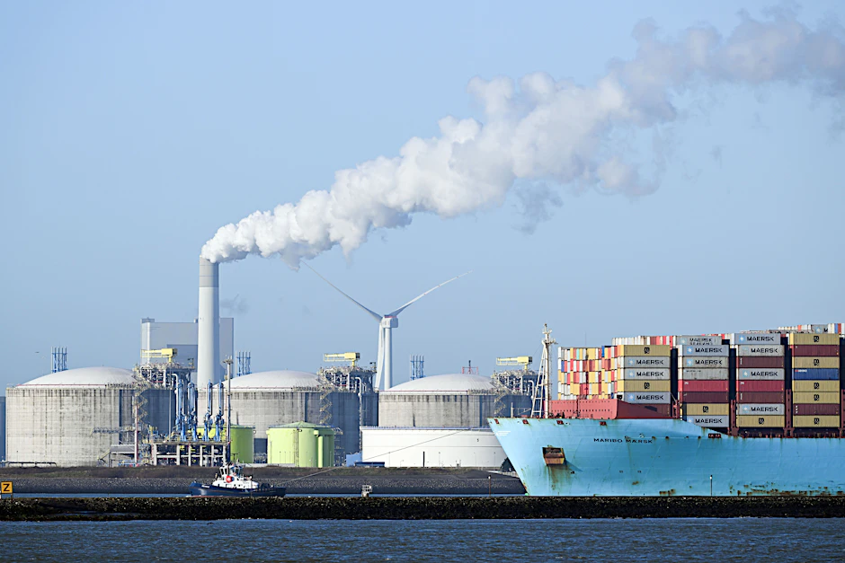Schiffe fahren vor LNG-Tanks in den Hafen von Rotterdam: LNG aus den USA könnte in Zukunft zur Sicherung der europäischen Energieversorgung in der Ukraine gelagert werden.