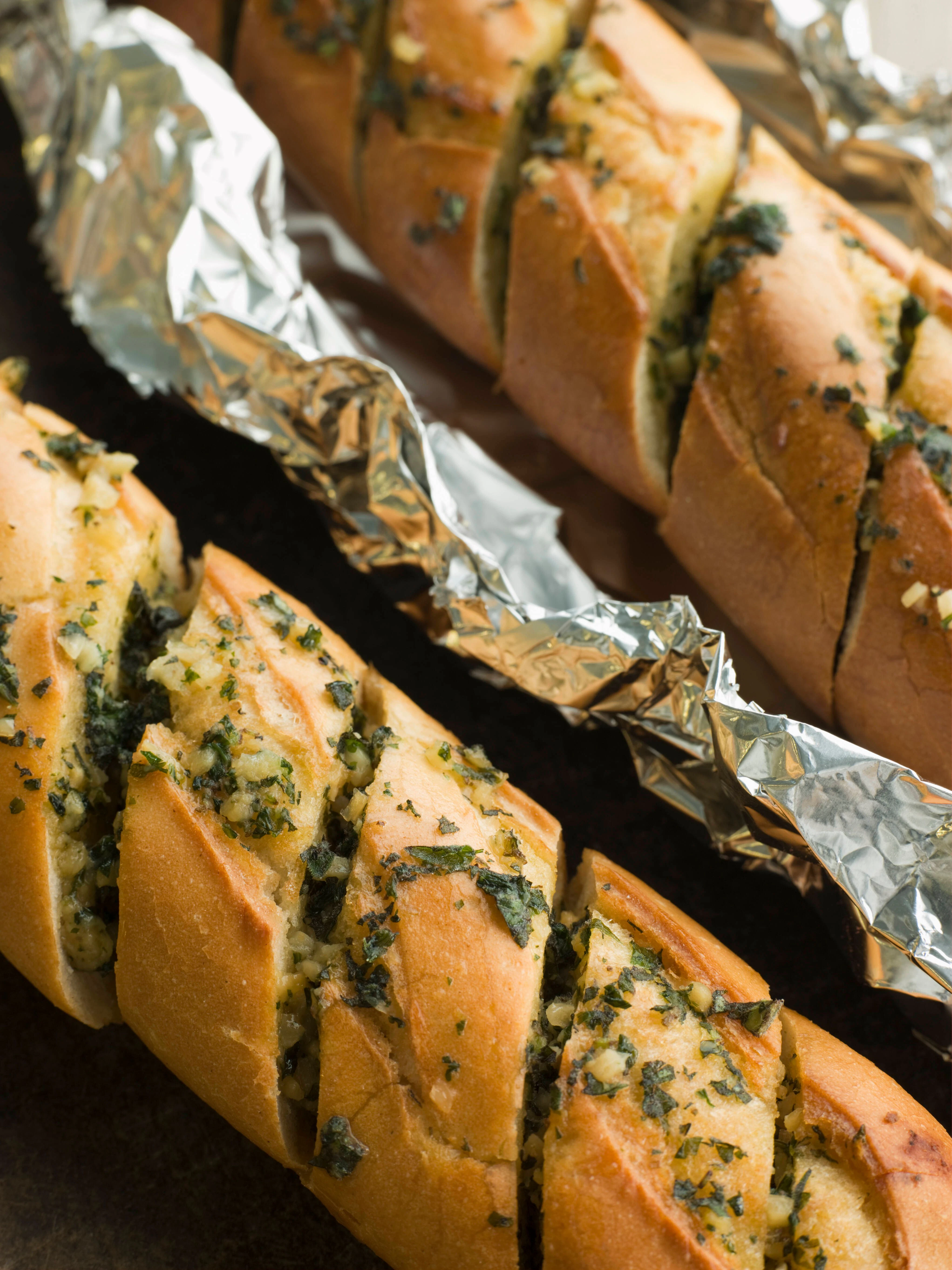So kennen viele das klassische Knoblauchbaguette. Mit dem Rezept für selbst gemachte Knoblauchbutter schmeckt es gleich doppelt so gut.
