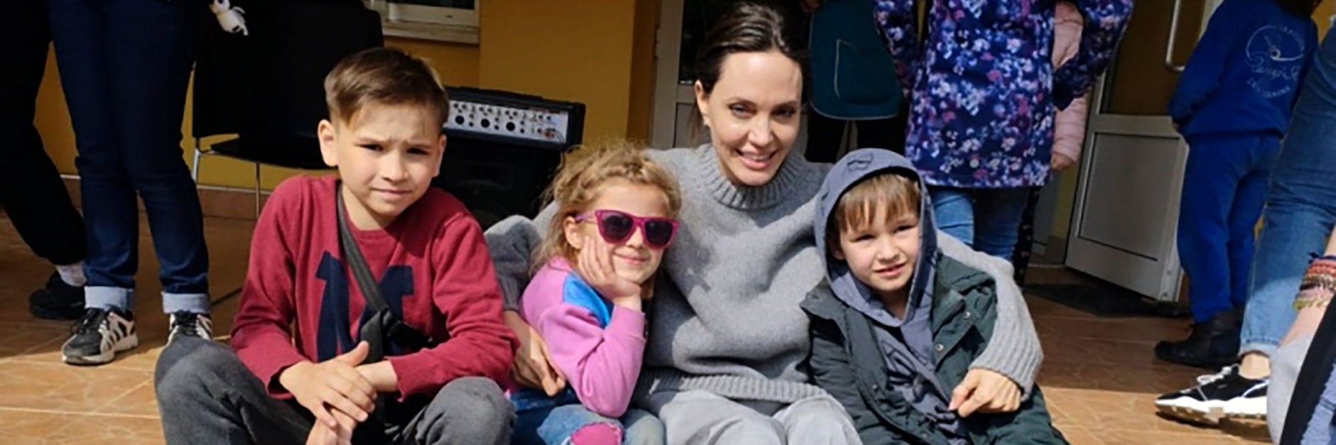 Auf diesem vom Rathaus Lwiw zur Verfügung gestellten Foto sitzt Angelina Jolie, Schauspielerin und UNHCR-Botschafterin aus den USA, neben Kindern auf einer Treppe. Jolie war in der Ukraine, um vom Krieg betroffene Kinder zu treffen und besuchte Krankenhäuser und Nichtregierungsorganisationen, die Verletzten und Vertriebenen helfen.