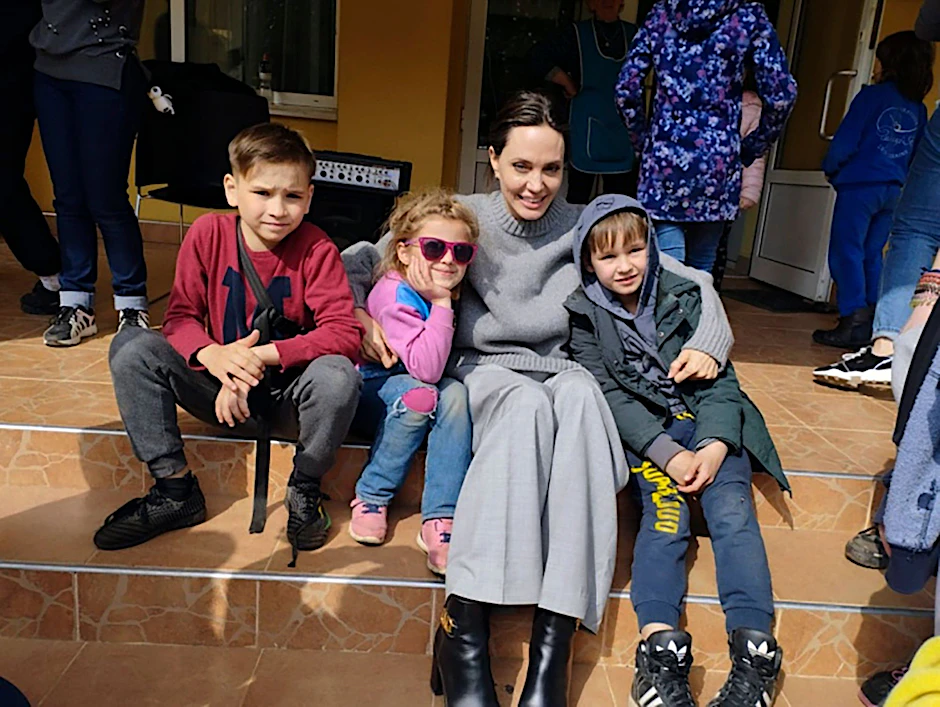 Auf diesem vom Rathaus Lwiw zur Verfügung gestellten Foto sitzt Angelina Jolie, Schauspielerin und UNHCR-Botschafterin aus den USA, neben Kindern auf einer Treppe. Jolie war in der Ukraine, um vom Krieg betroffene Kinder zu treffen und besuchte Krankenhäuser und Nichtregierungsorganisationen, die Verletzten und Vertriebenen helfen.