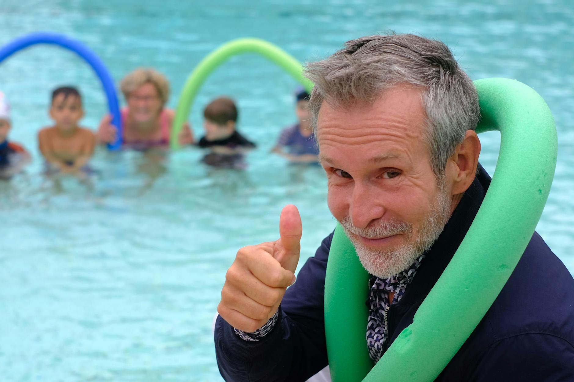 Schauspieler Ulrich Matthes gehört zu Berlins Schwimmpaten und freut sich sicher wieder auf die neue Freibadsaison.