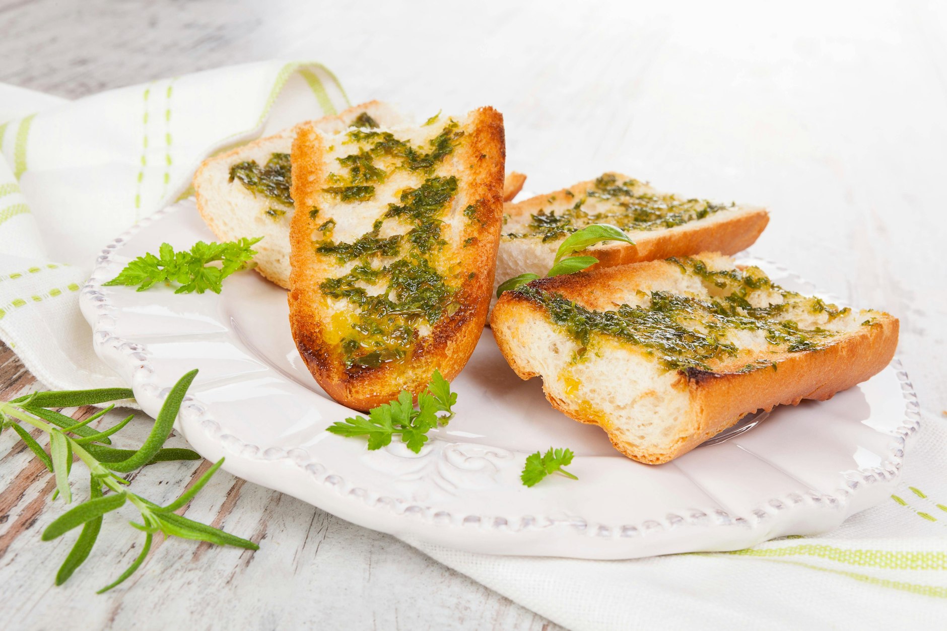 Knoblauchbrot ist eine echte Delikatesse – und lässt sich so leicht selbst herstellen.