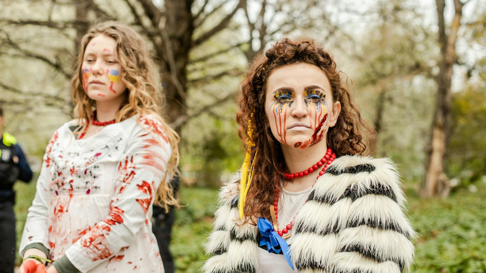 Eine Frauendemo für die Ukraine vor dem Brandenburger Tor in Berlin.