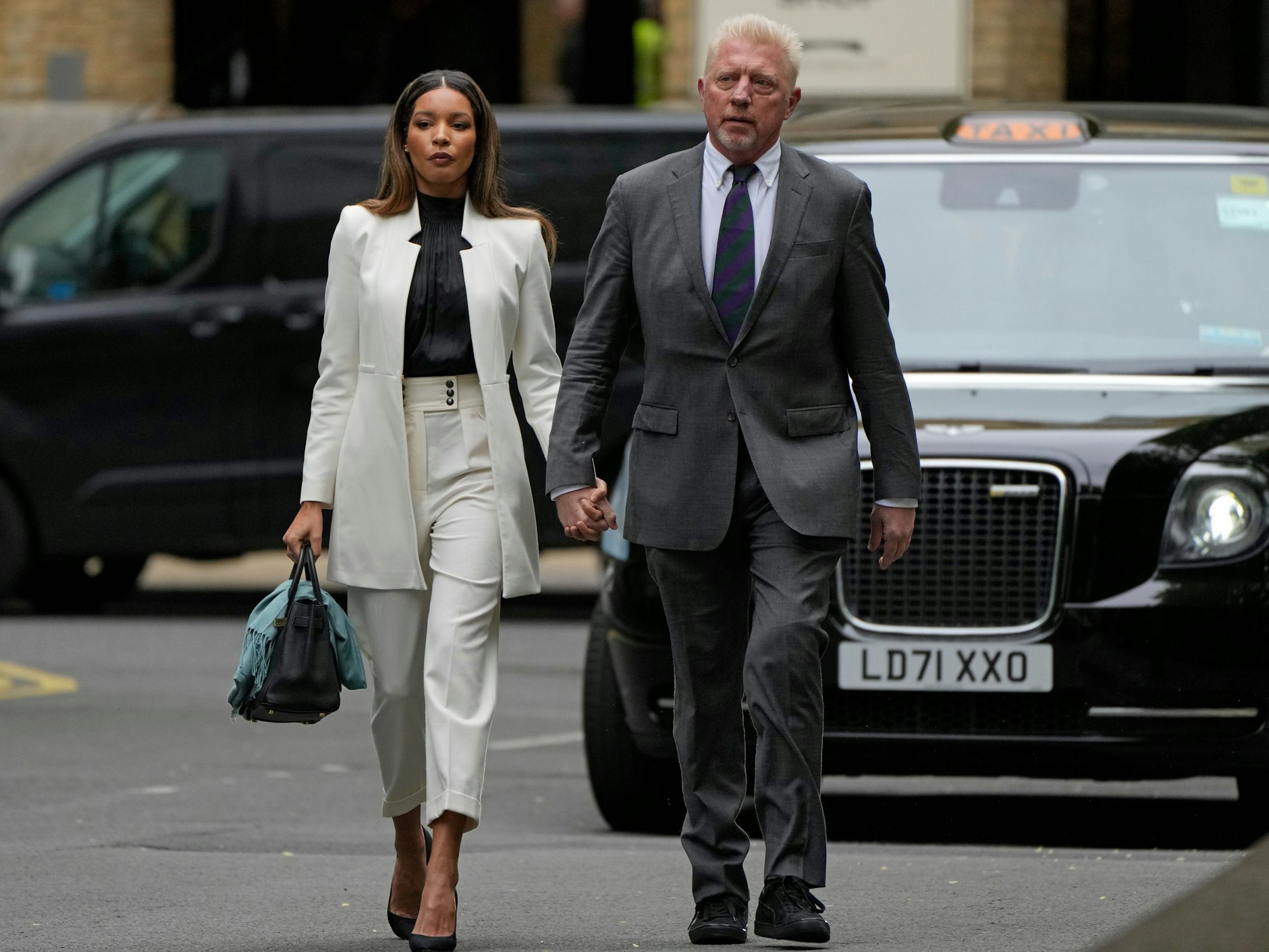 Boris Beckers Lebensgefährtin brach nach dem Urteilsspruch in Tränen aus.