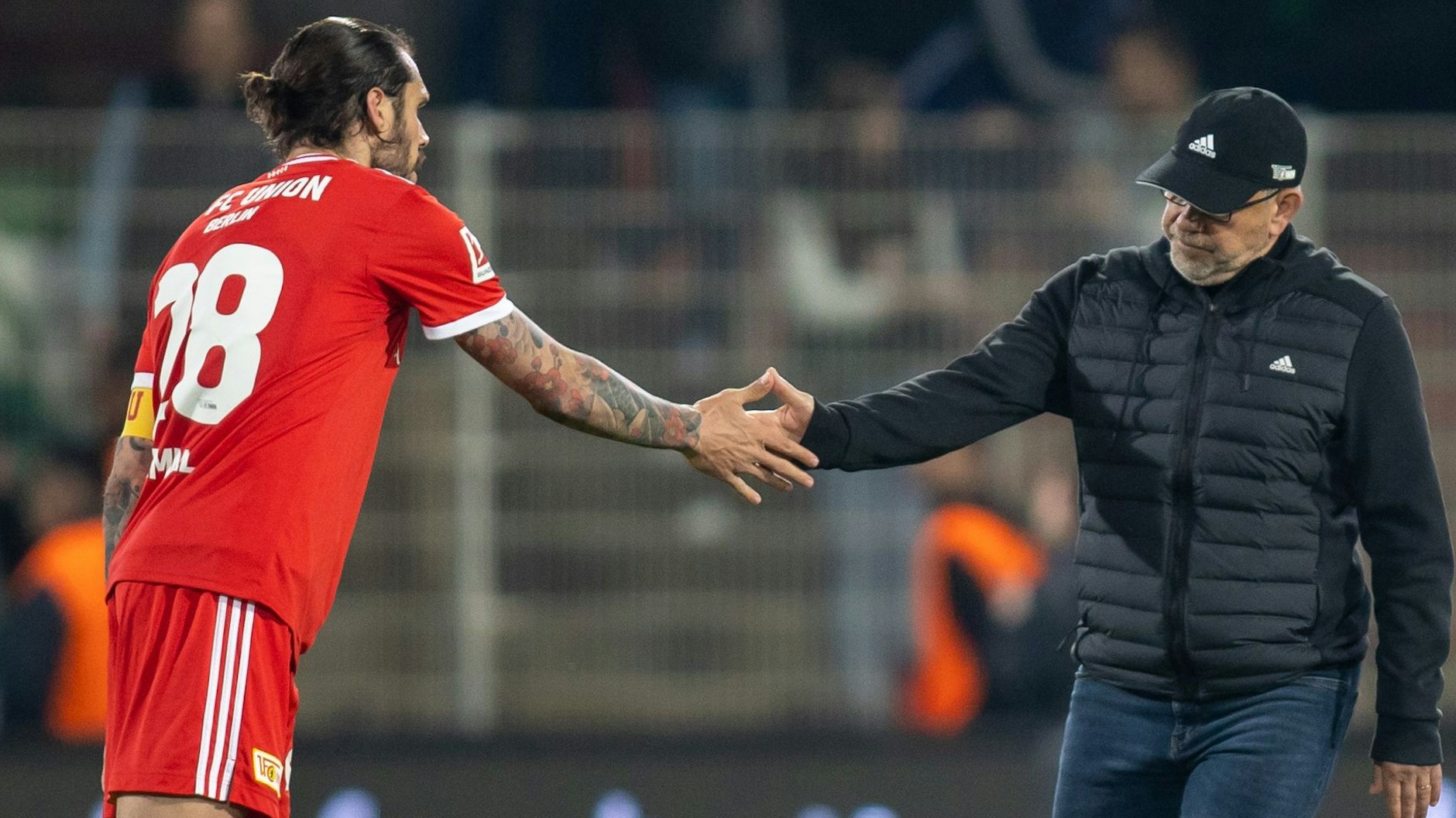 Unions Kapitän Christopher Trimmel und Trainer Urs Fischer klatschen sich nach dem Remis gegen Fürth ab.