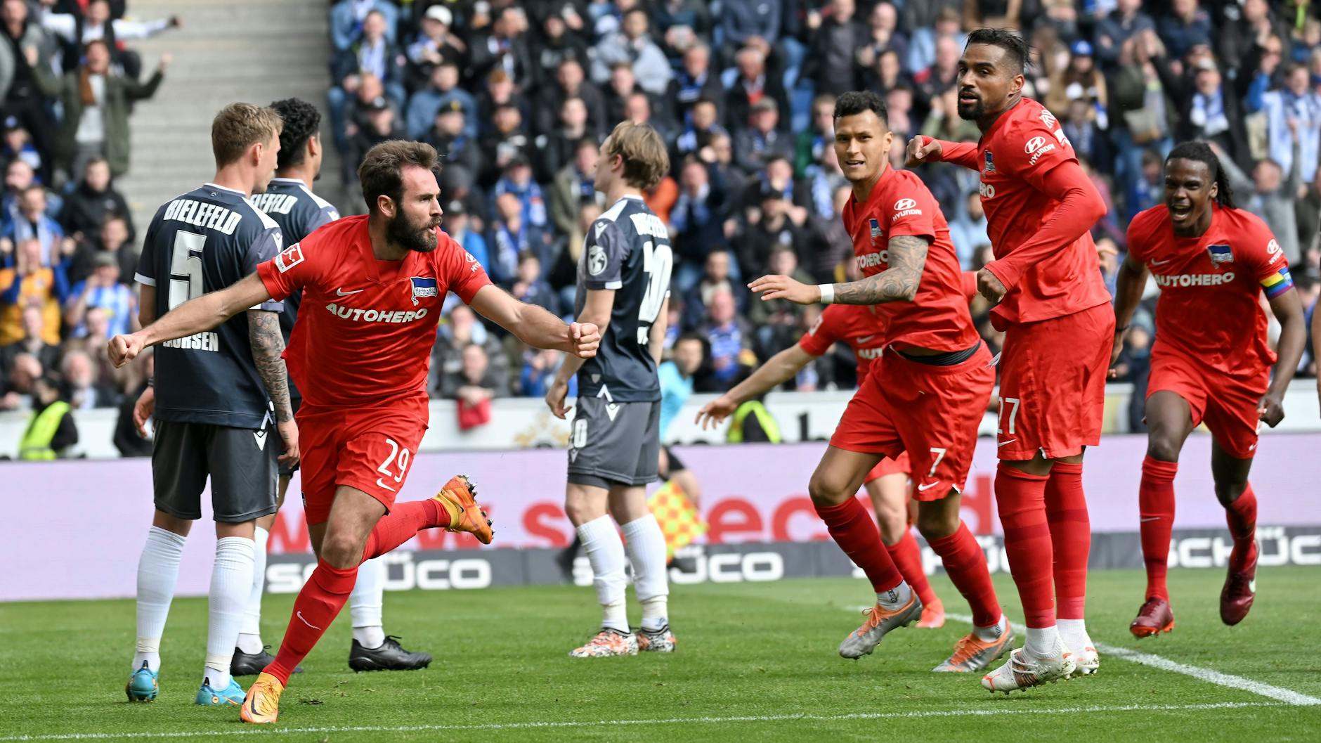 Lucas Tousart traf für Hertha zum 1:0 in Bielefeld nach einer Ecke von Marvin Plattenhardt.