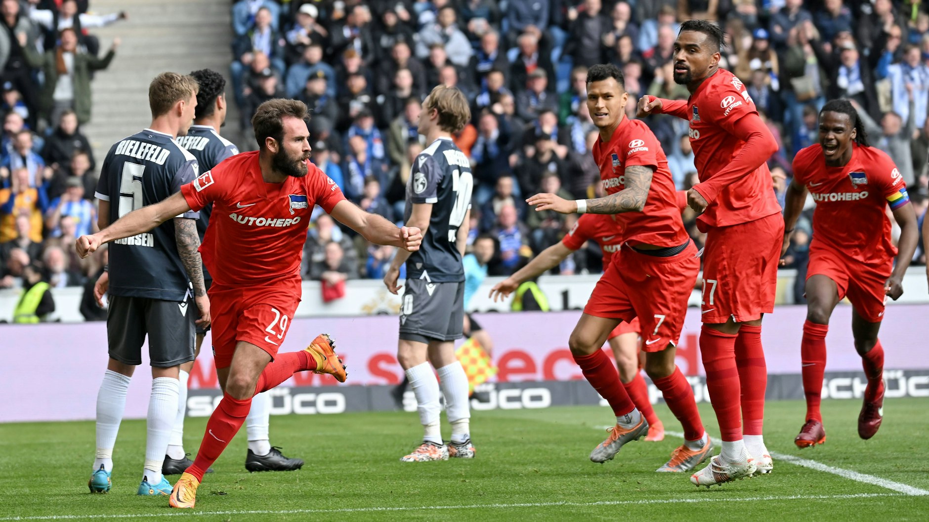 Lucas Tousart traf für Hertha zum 1:0 in Bielefeld nach einer Ecke von Marvin Plattenhardt.