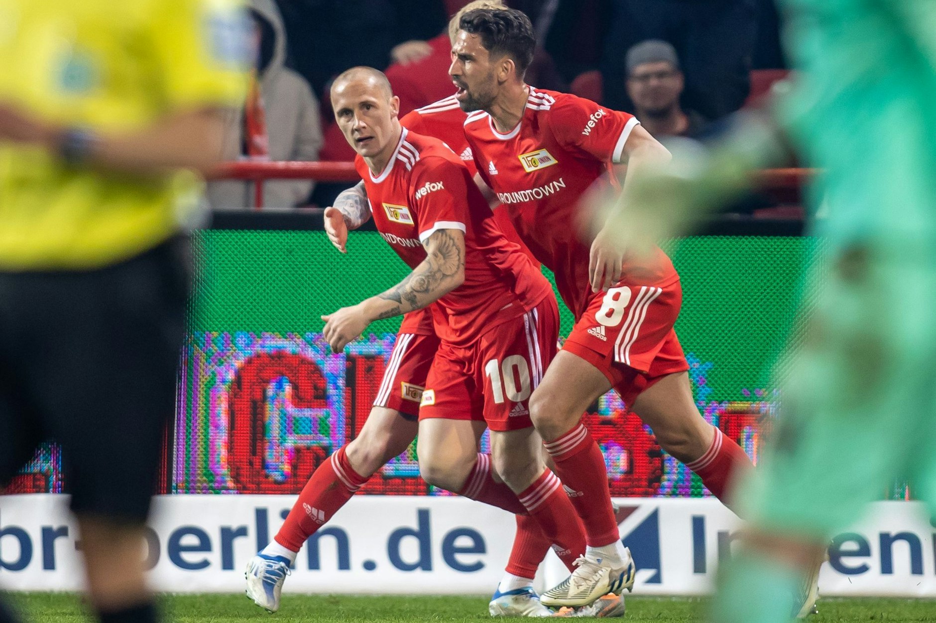 Unions Sven Michel (l.) wird von Rani Khedira und Kollegen geherzt nach seinem dritten Jokertreffer in den letzten vier Wochen.