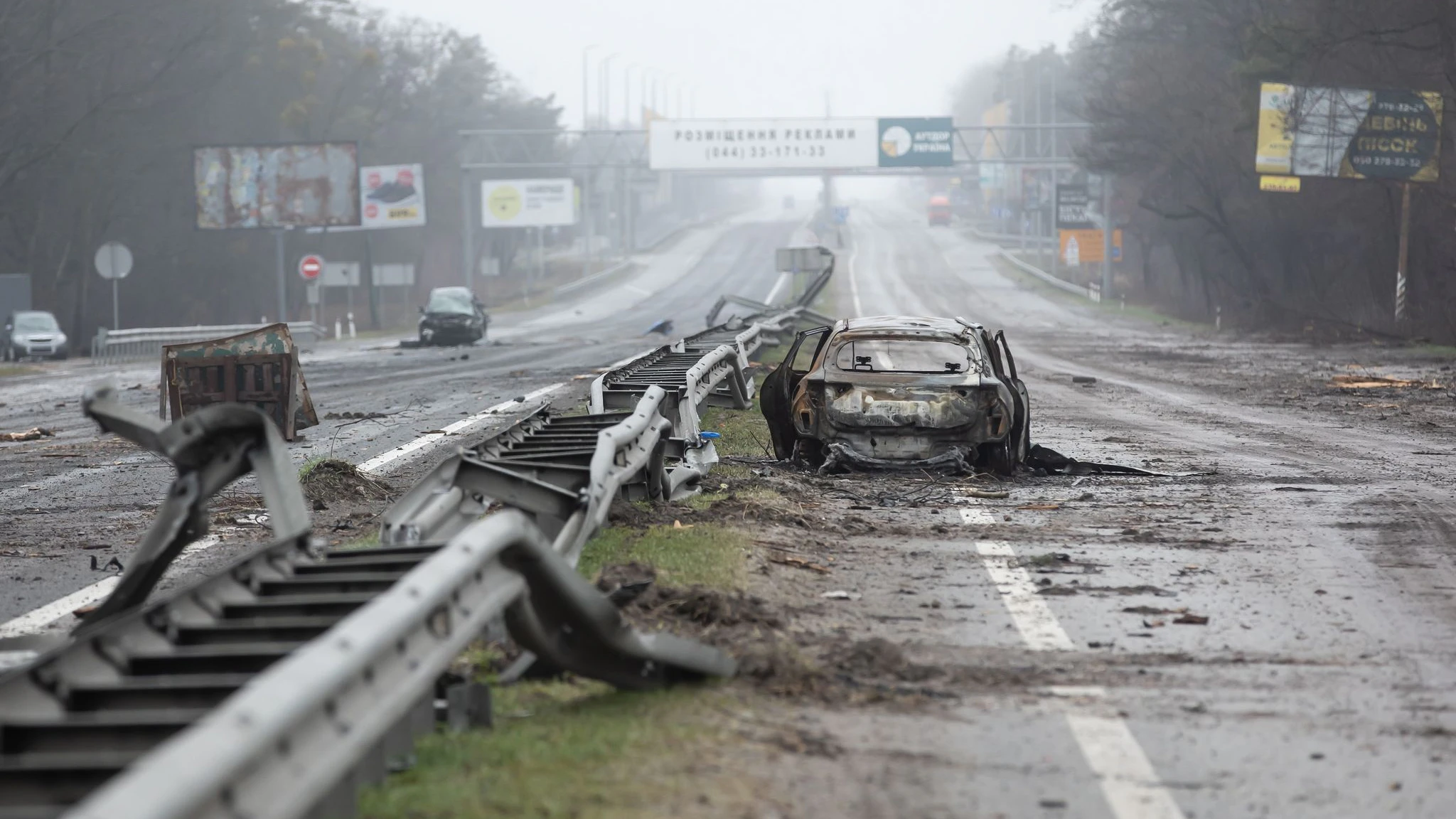 Ein zerstörtes Auto auf einer Landstraße bei Butscha. 
