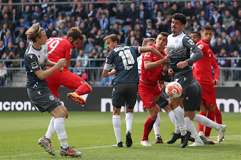 Lucas Tousart (2.v.l.) köpfte das 1:0 für Hertha BSC gegen Arminia Bielefeld.