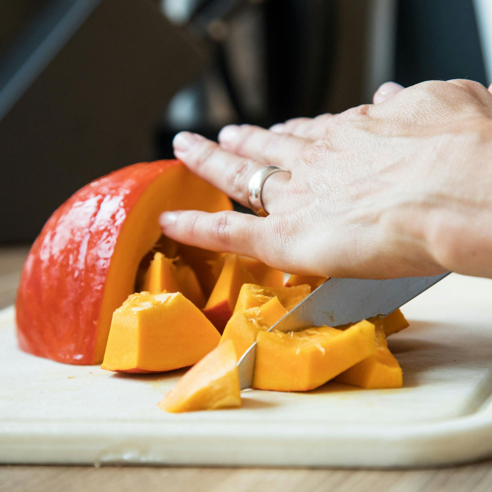 Hokkaido ist der Klassiker unter den Kürbissorten. Sein großer Pluspunkt: Seine Schale kann mitgegessen werden und sein festes Fruchtfleisch eignet sich für fast alle Gerichte.