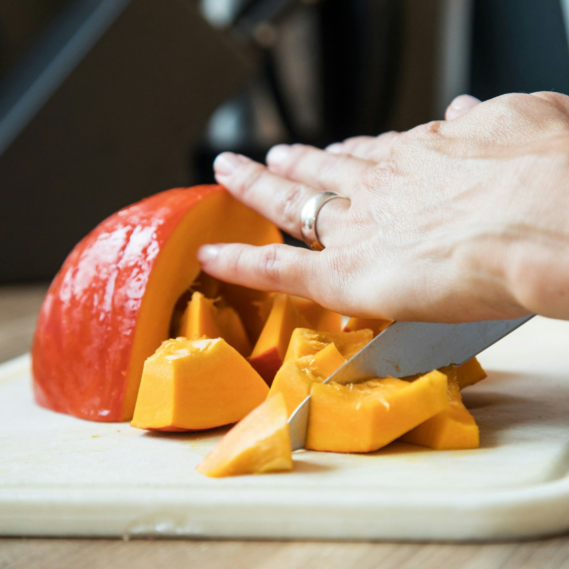 Hokkaido ist der Klassiker unter den Kürbissorten. Sein großer Pluspunkt: Seine Schale kann mitgegessen werden und sein festes Fruchtfleisch eignet sich für fast alle Gerichte.