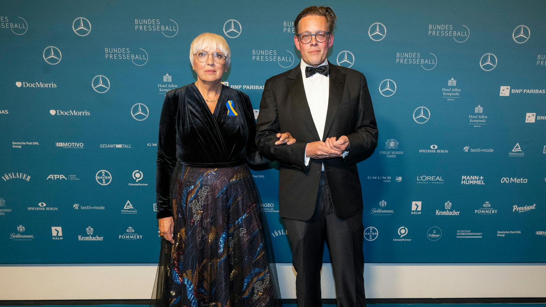 Kulturstaatsministerin Claudia Roth und Konstantin von Notz (beide Bündnis 90/Die Grünen) beim 69. Bundespresseball im Hotel Adlon Berlin.