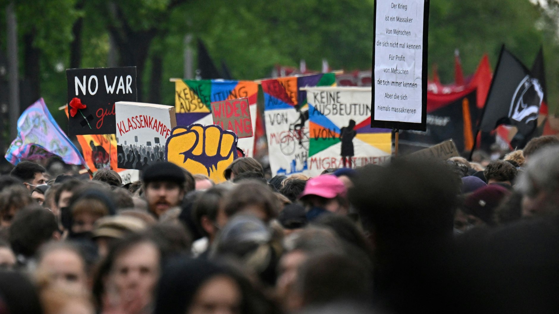 1. Mai in Berlin: Demo-Plakate in Neukölln.