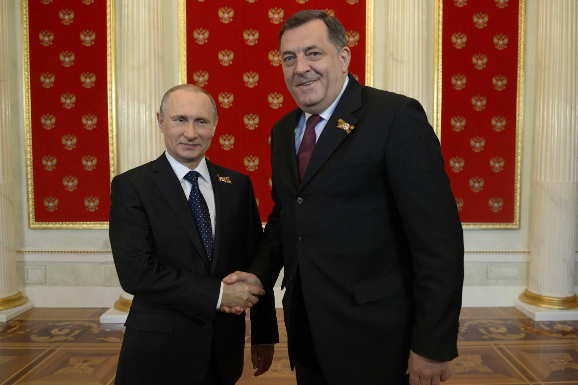 Der bosnische Serbenführer Milorad Dodik (r.) betont stets seine Nähe zu Kremlchef Wladimir Putin.