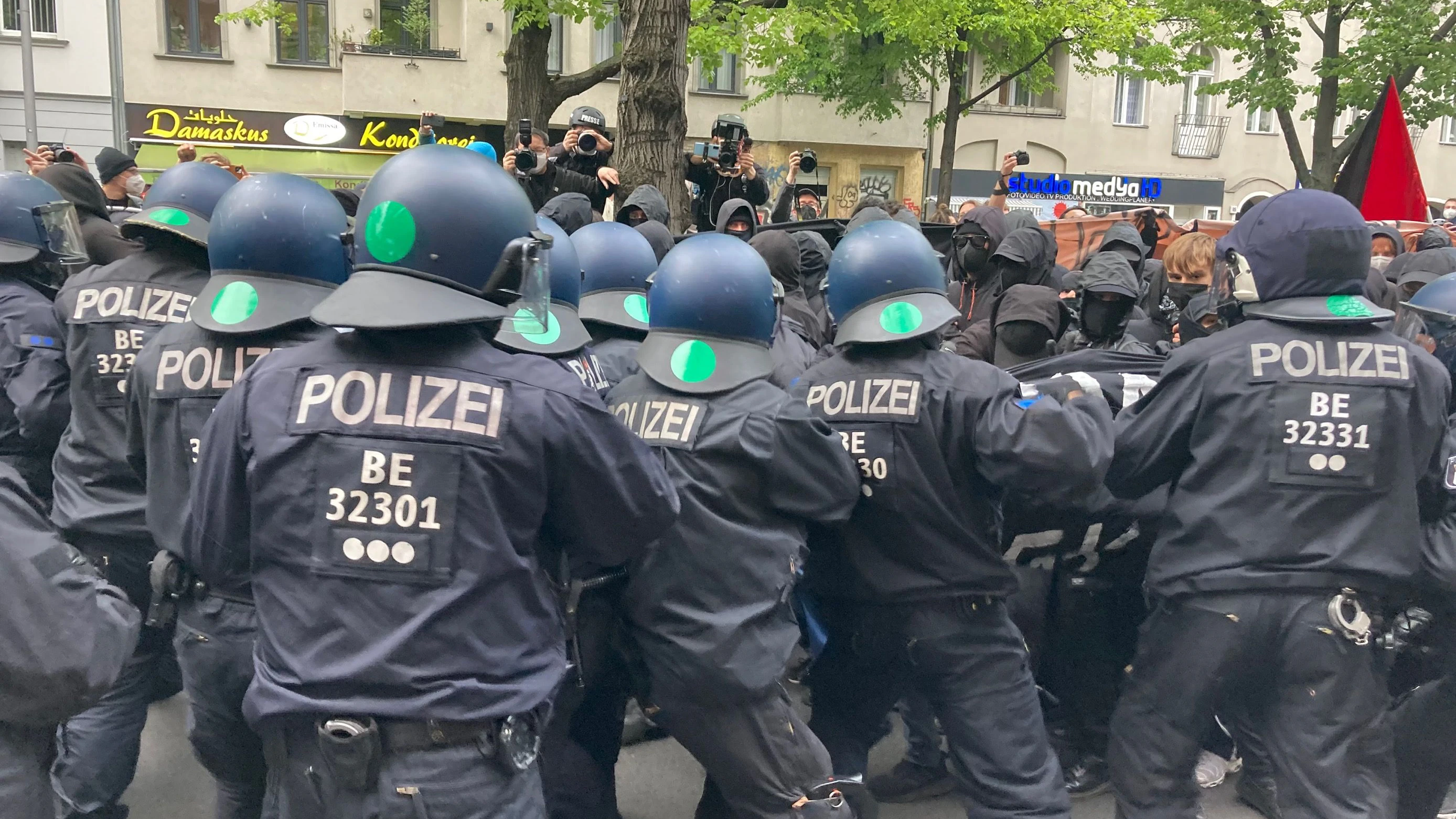 Die Polizei muss einschreiten. Beamte und Demonstranten aus dem Schwarzen Block geraten aneinander.