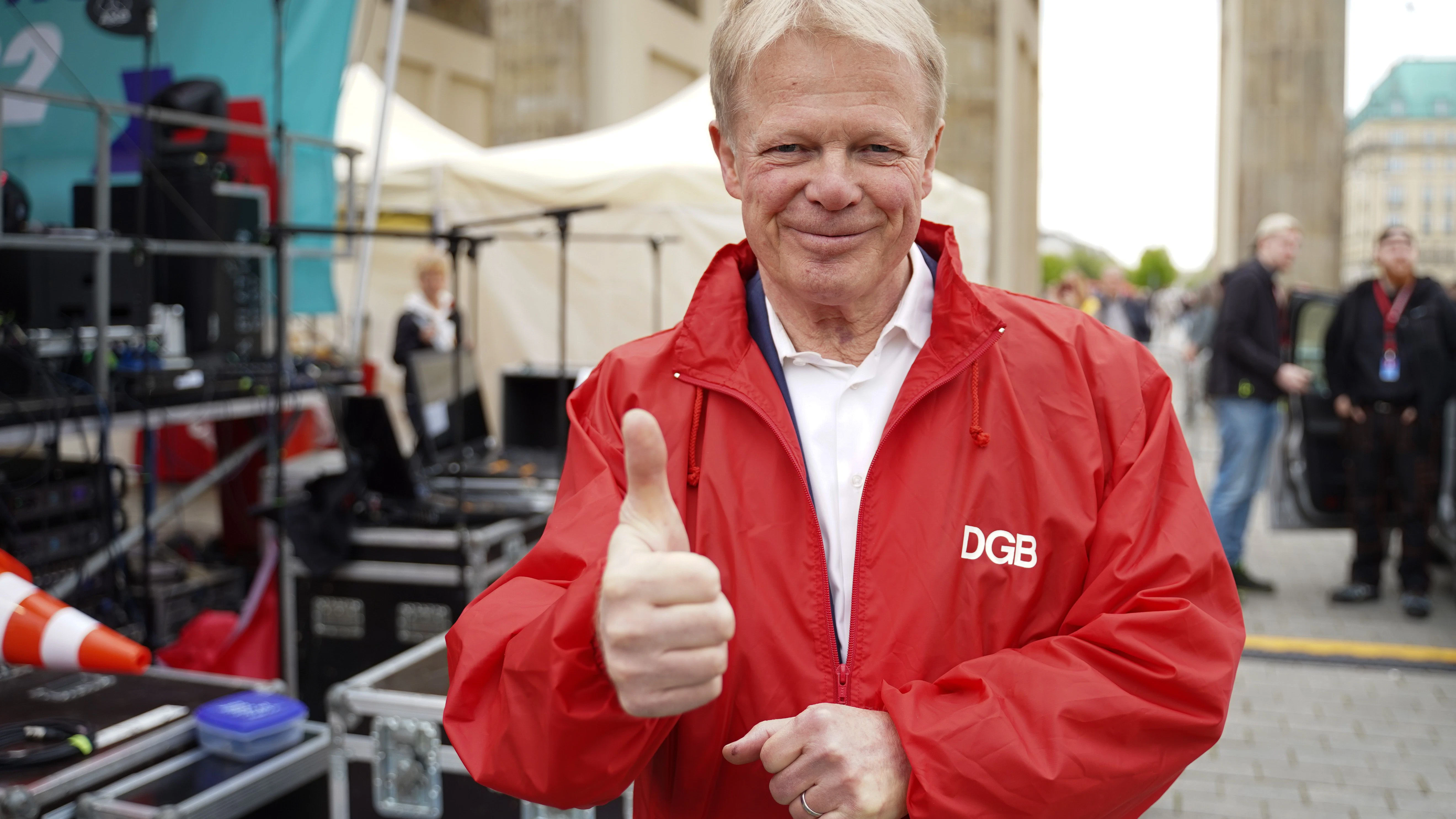 1. Mai in Berlin: DGB-Chef Reiner Hoffmann kommt zur Hauptkundgebung des Deutschen Gewerkschaftsbundes am Brandenburger Tor.