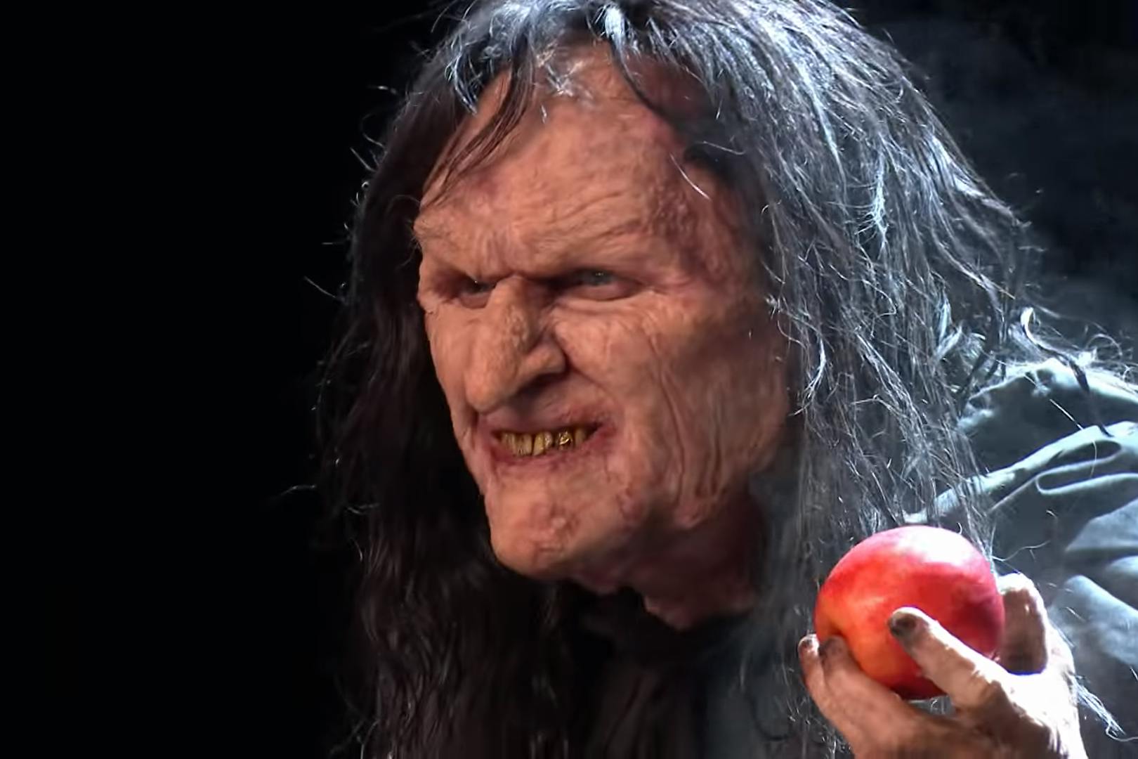 Irrer Auftritt: Unter der gruseligen Hexen-Maske soll angeblich ein Star-Zauberer stecken. Die Performance bei Britain's Got Talent verschreckte viele Zuschauer.