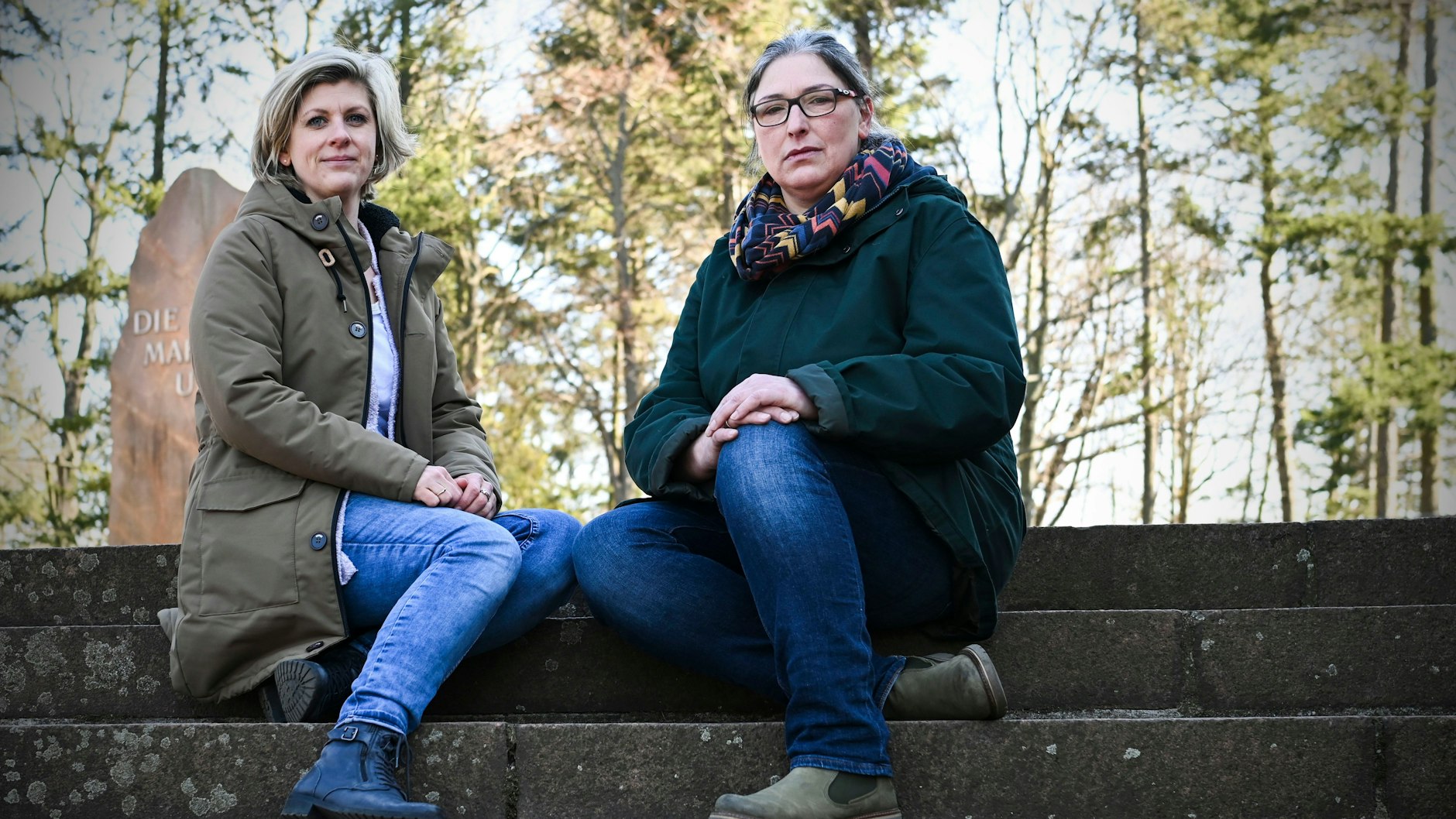 Zwangsadopotion -- die Betroffene Esther Fink (r.) und die Romanautorin Lisa Quentin 