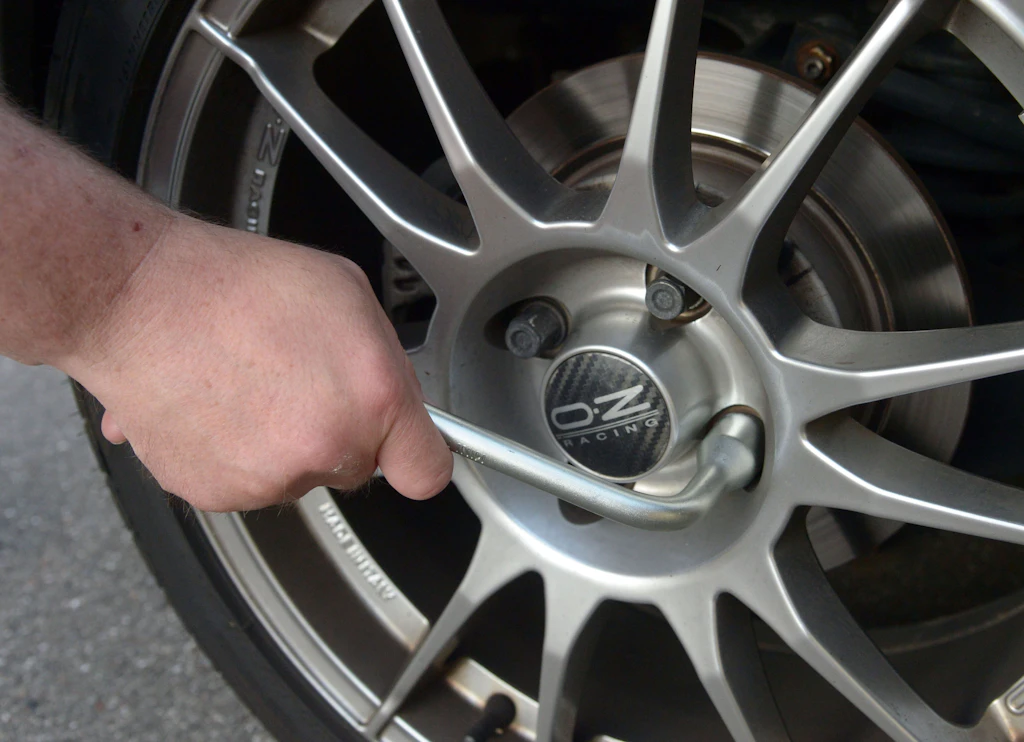Radmuttern nach Reifenwechsel nicht nachgezogen: Wer haftet dann bei einem Unfall?