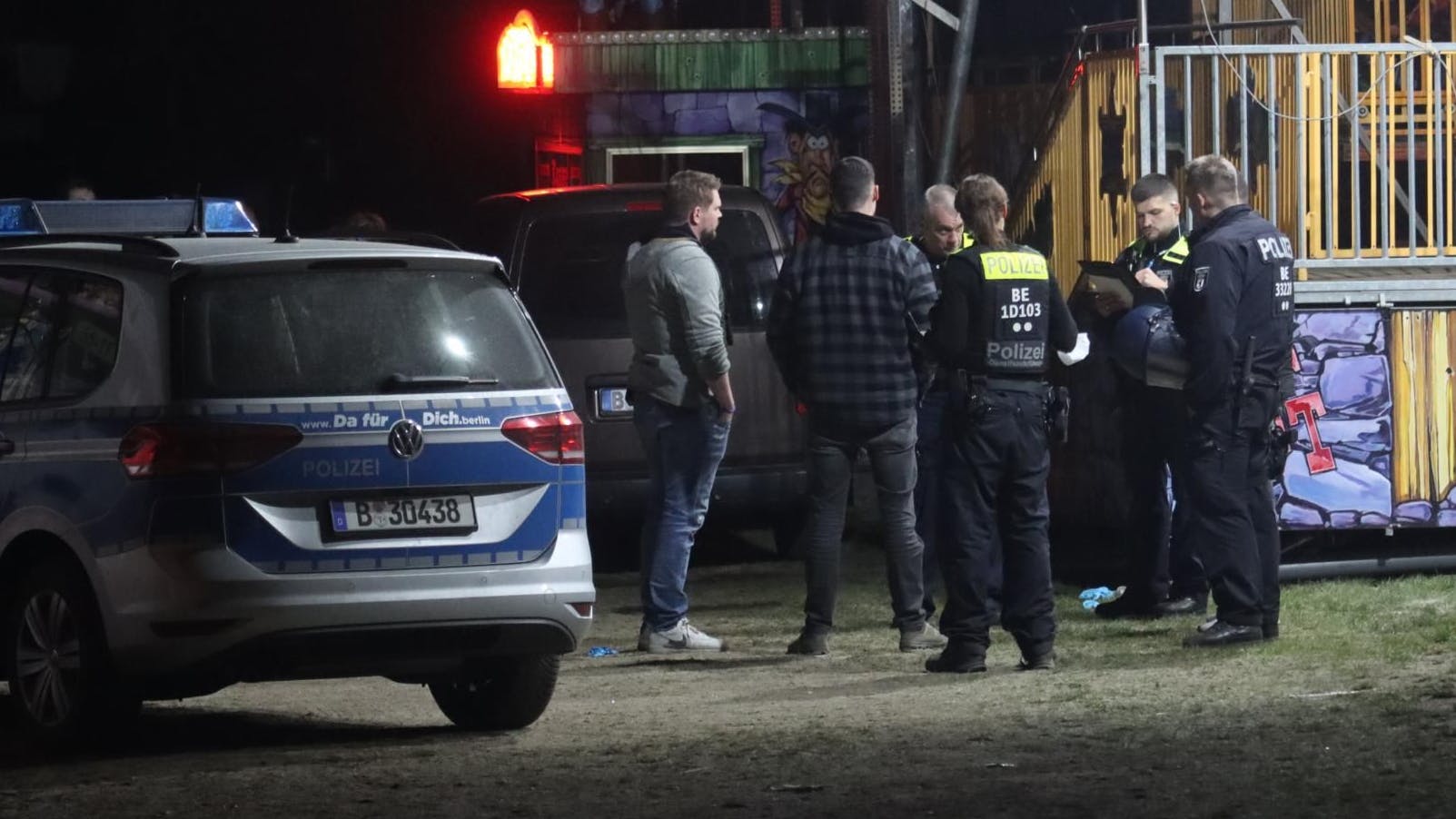 Polizisten besprechen nahe des Tatorts ihr weiteres Vorgehen.