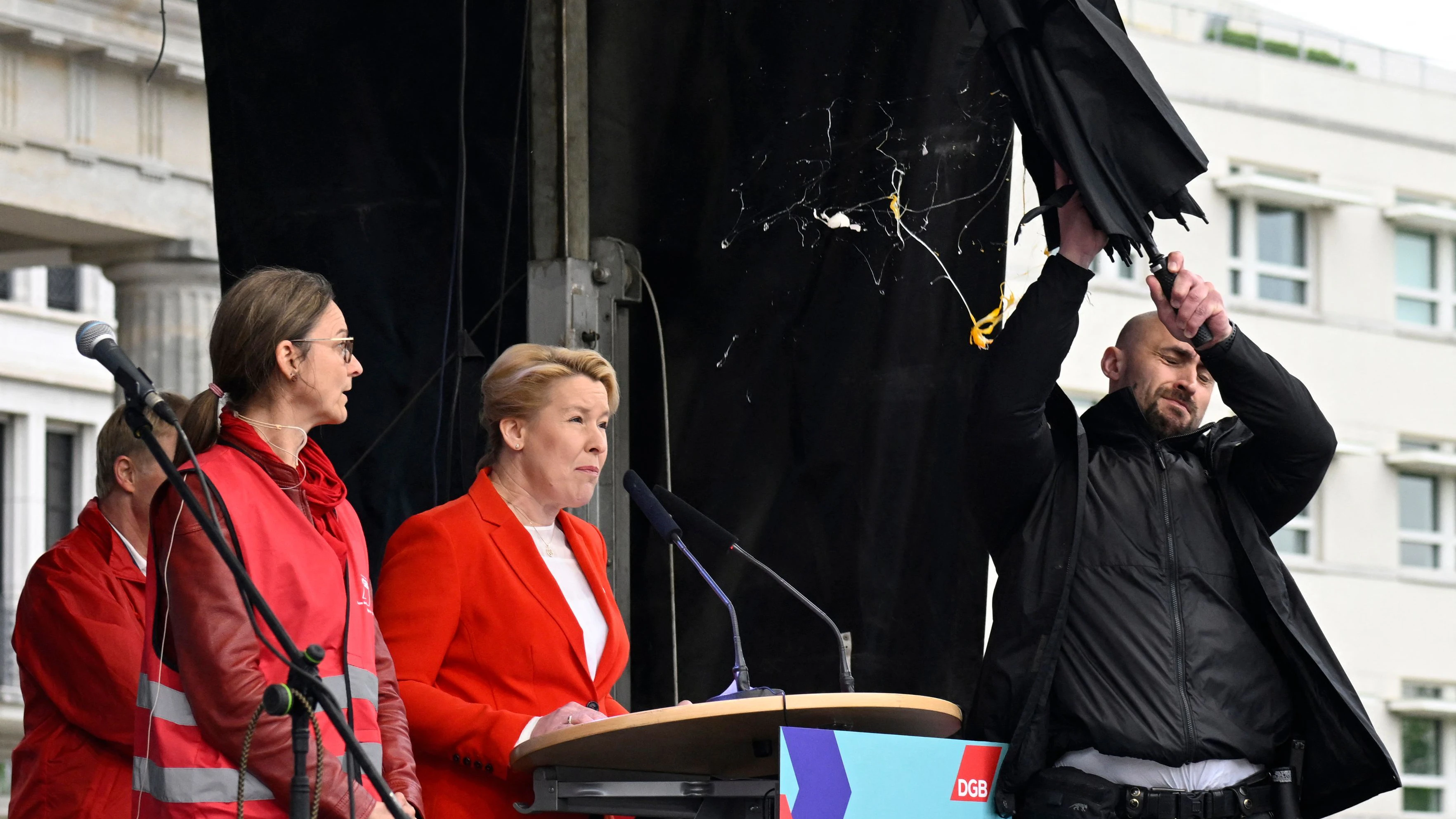 Franziska Giffey war am Brandenburger Tor Ziel einer Eier-Attacke.