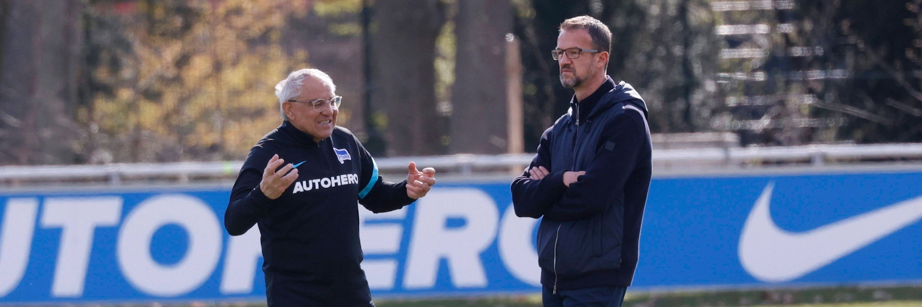 Hertha-Boss Fredi Bobic (r.) steckt durch den Erfolg von Chefcoach Felix Magath womöglich wie bei Pal Dardai bald wieder in der Trainer-Falle.