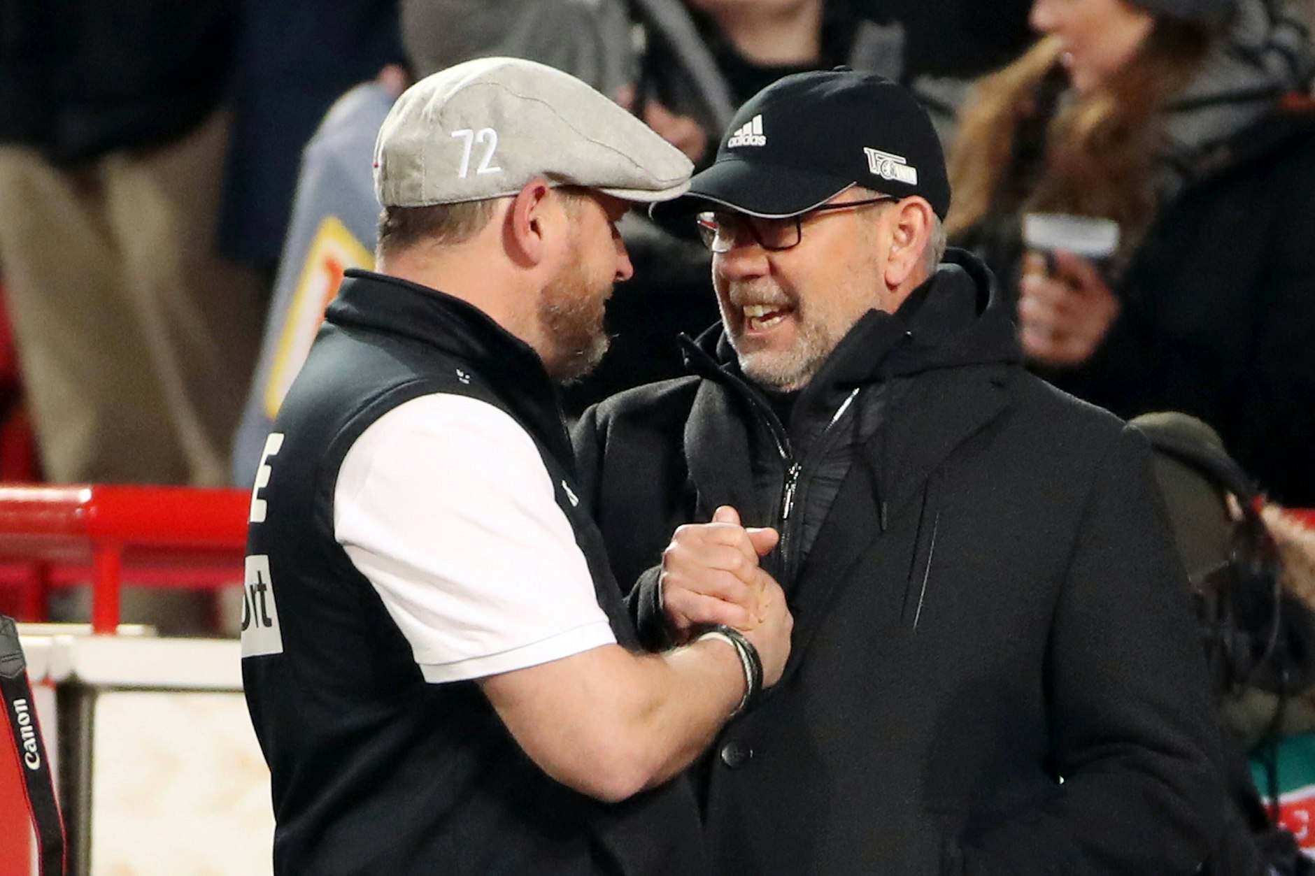Ein Herz und eine Seele: Kölns Trainer Steffen Baumgart (l.) versteht sich privat gut mit Unions Chefcoach Urs Fischer. Und doch sind sie gerade sportliche Rivalen.