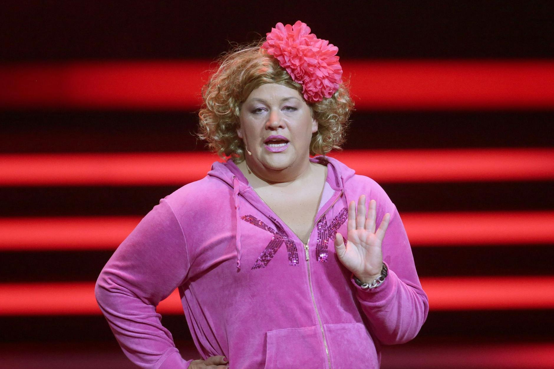 Schon vor sechs Jahren verabschiedete sich Komikerin Ilka Bessin von ihrer Kunstfigur Cindy aus Marzahn. Doch jetzt gibt es die Cindy aus Marzahn Show!