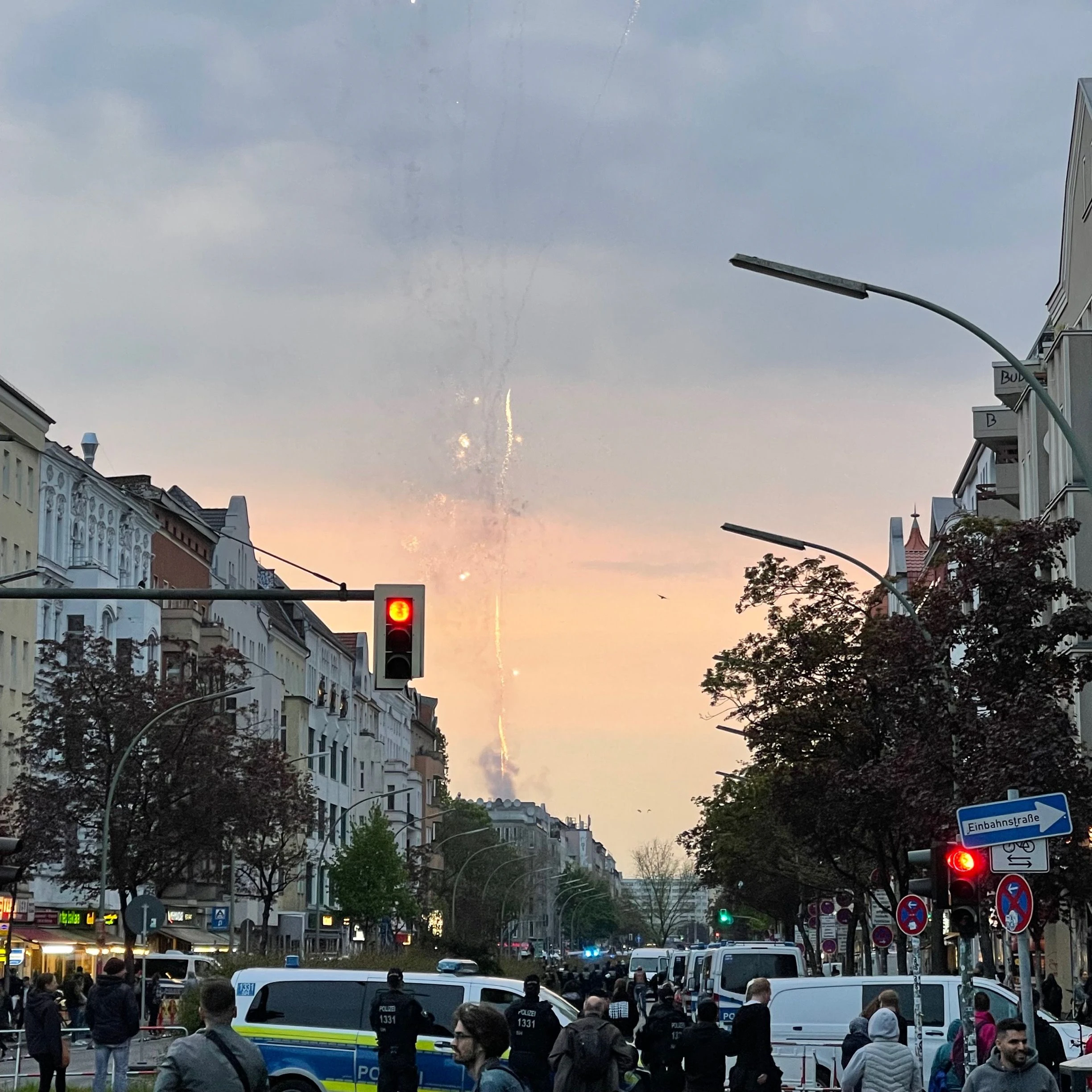 Abendhimmel und Feuerwerk in Neukölln.