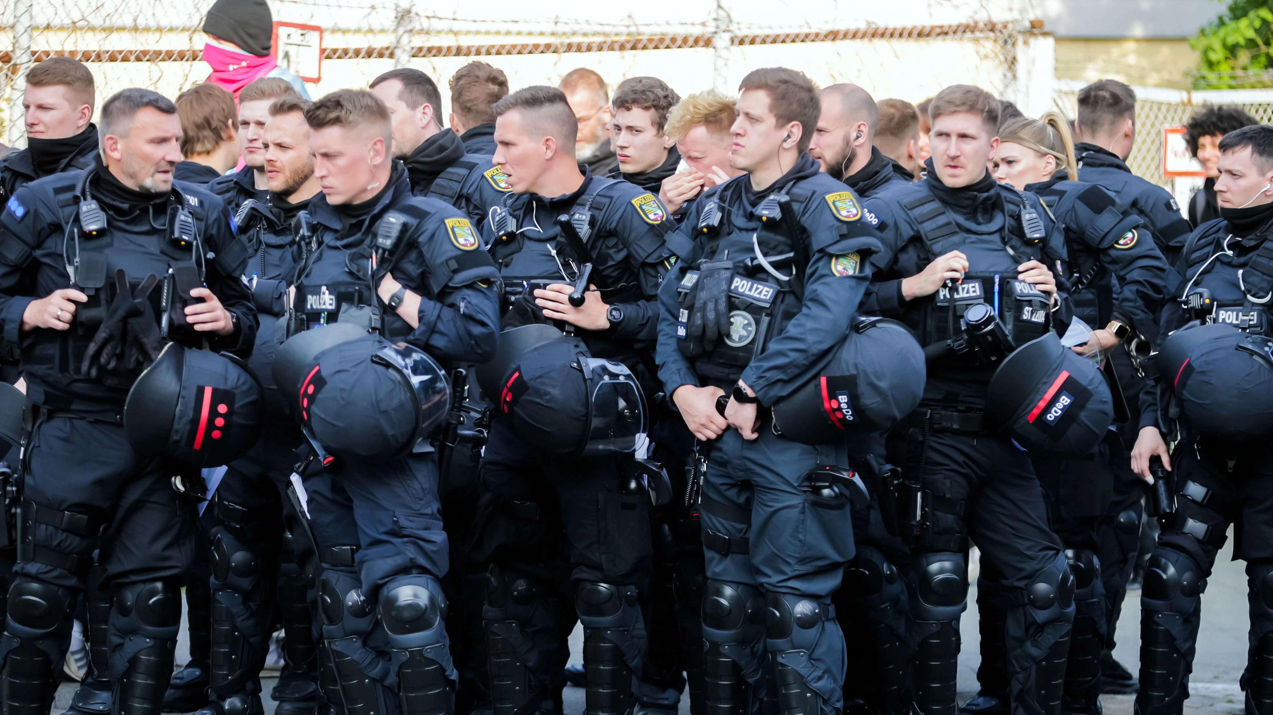 Berlin: Einsatzkräfte der Polizei stehen am Rande der „Revolutionären 1. Mai-Demonstration“.