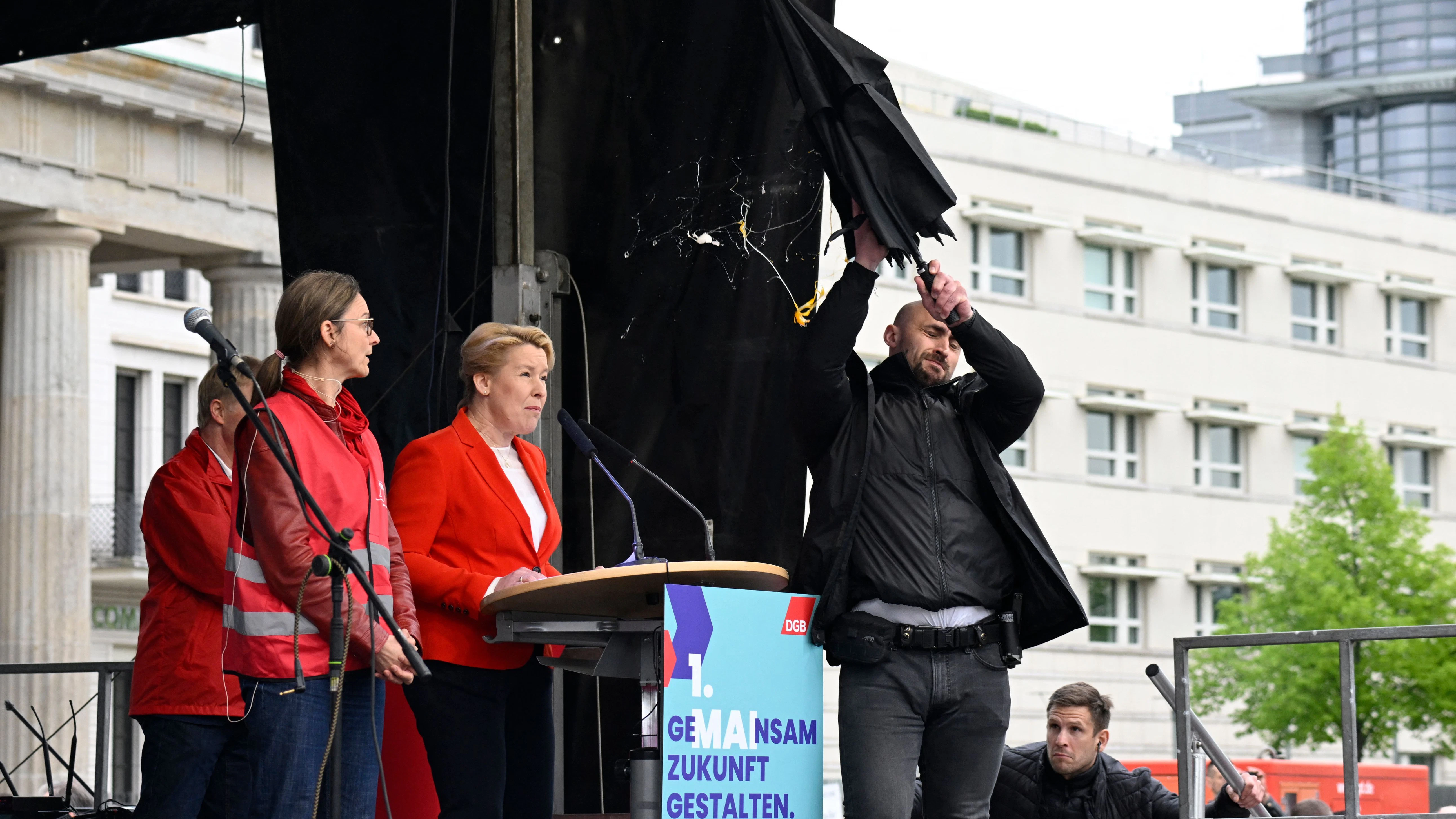 Der Moment des Eier-Wurfs auf Franziska Giffey (SPD)