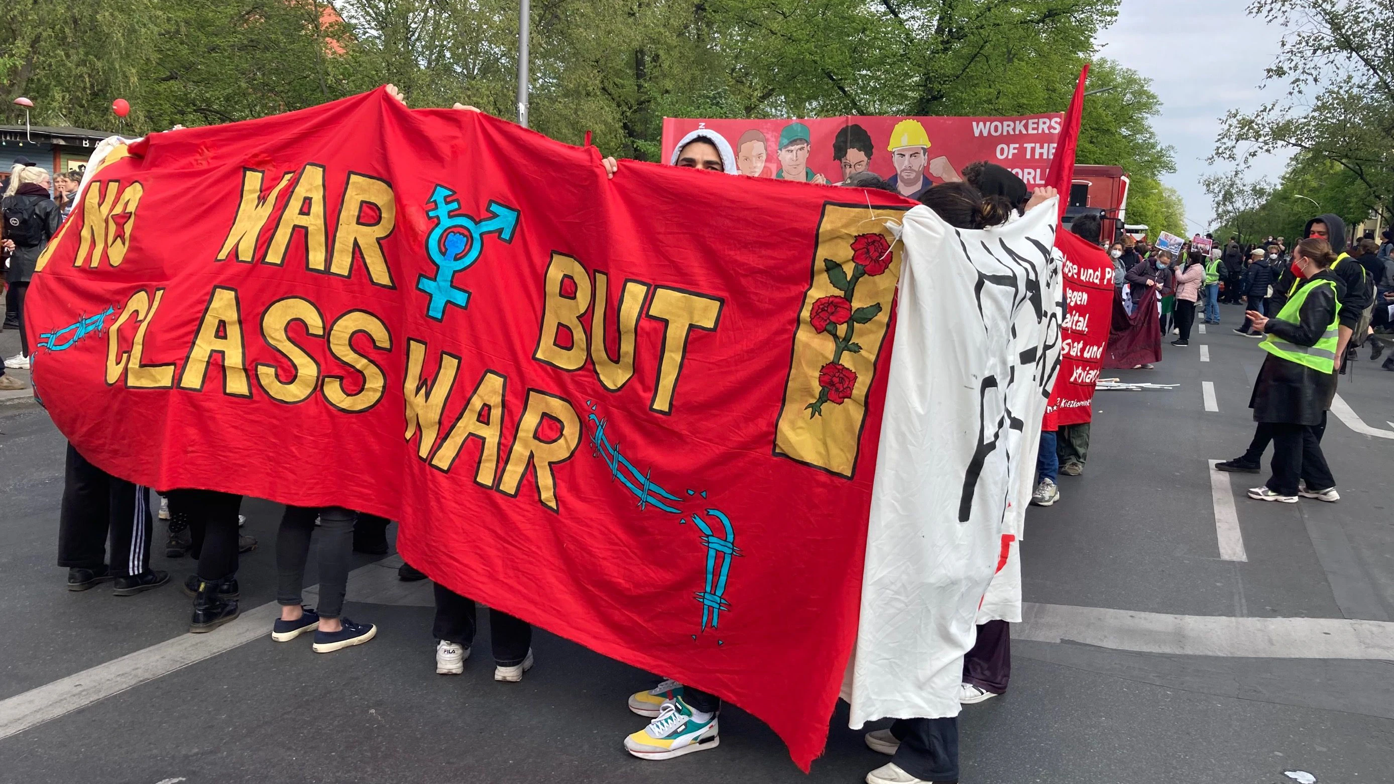 Demonstranten am Herzbergplatz in Neukölln