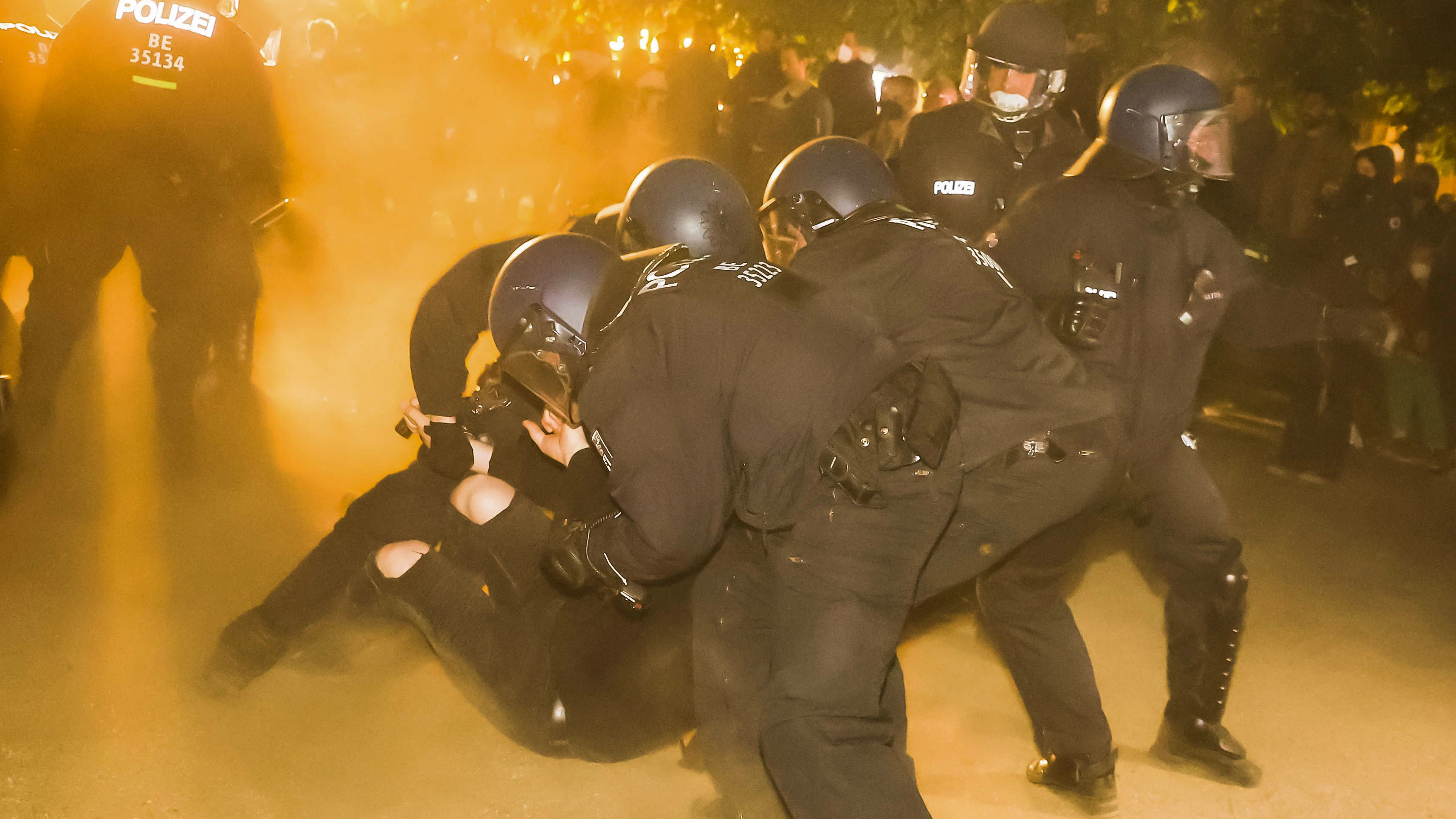 Einsatzkräfte der Polizei nehmen eine Person am Oranienplatz fest.