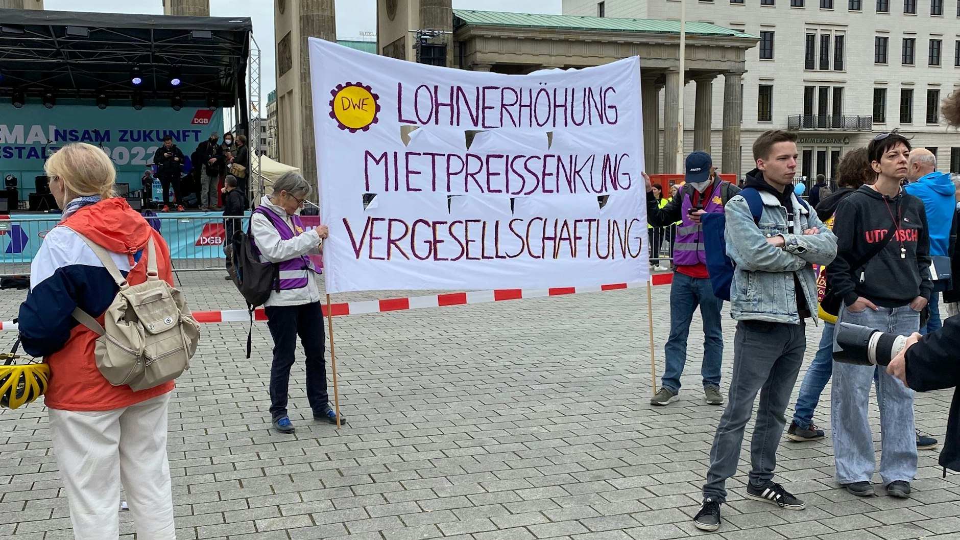 Brandenburger Tor: Protest gegen niedrige Löhne und hohe Mieten.