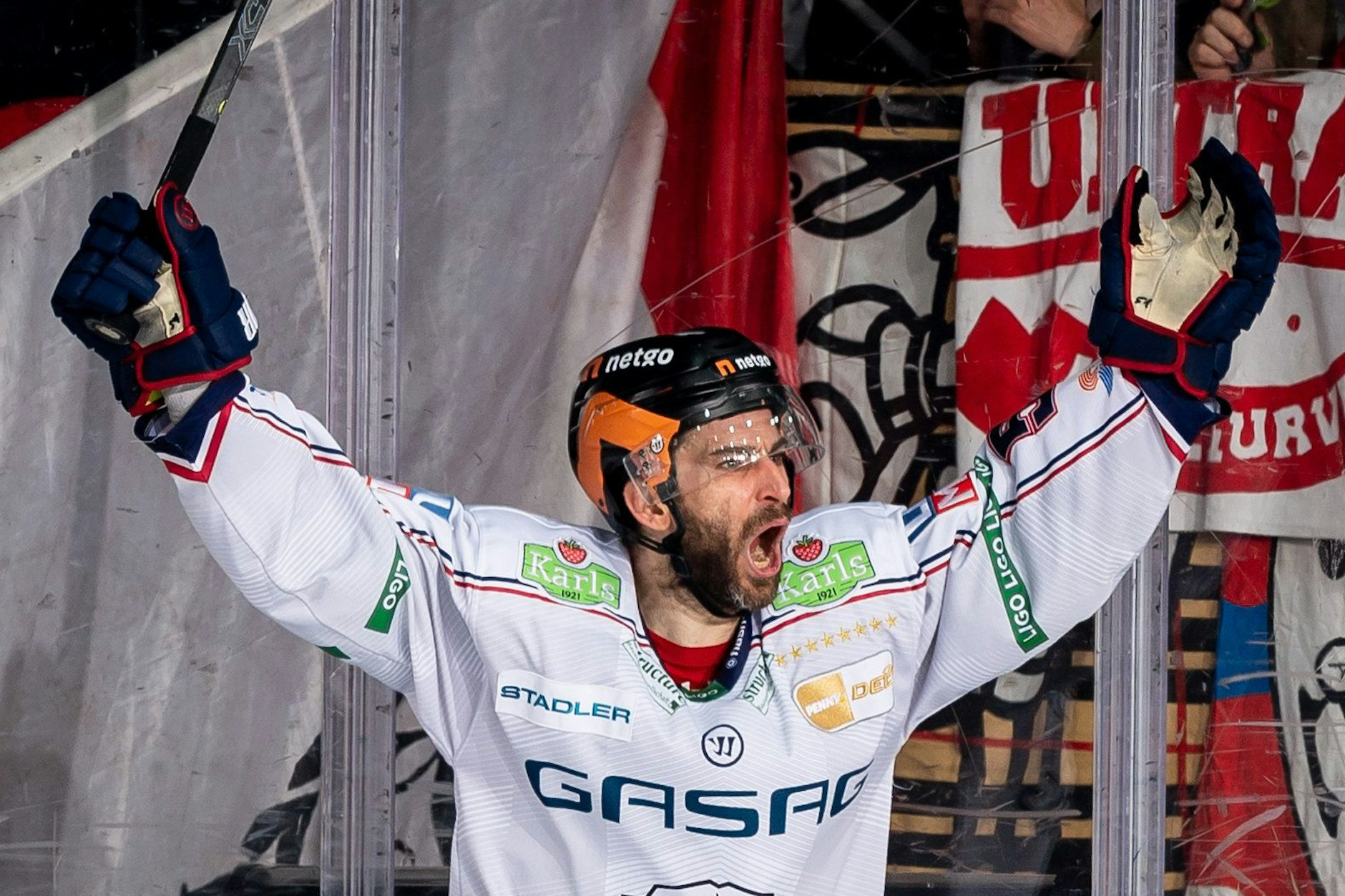 Mit seinem zweiten Tor des Tages sorgt Frans Nielsen für den Sieg der Eisbären bei Red Bull München und schreit seinen Jubel raus.