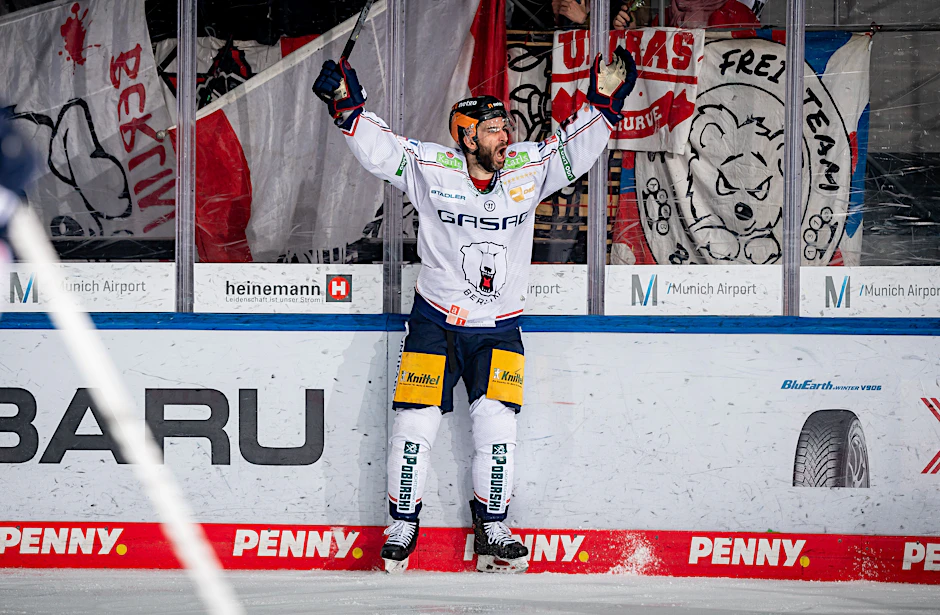 Mit seinem zweiten Tor des Tages sorgt Frans Nielsen für den Sieg der Eisbären bei Red Bull München und schreit seinen Jubel raus.