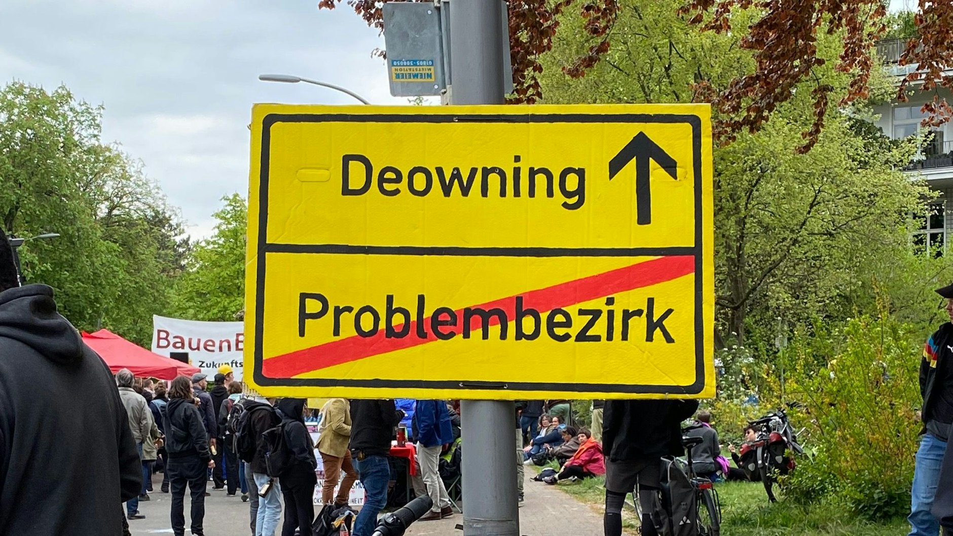 Demonstranten haben dem „Problembezirk“ Grunewald kurzerhand eine neue Beschilderung verpasst.