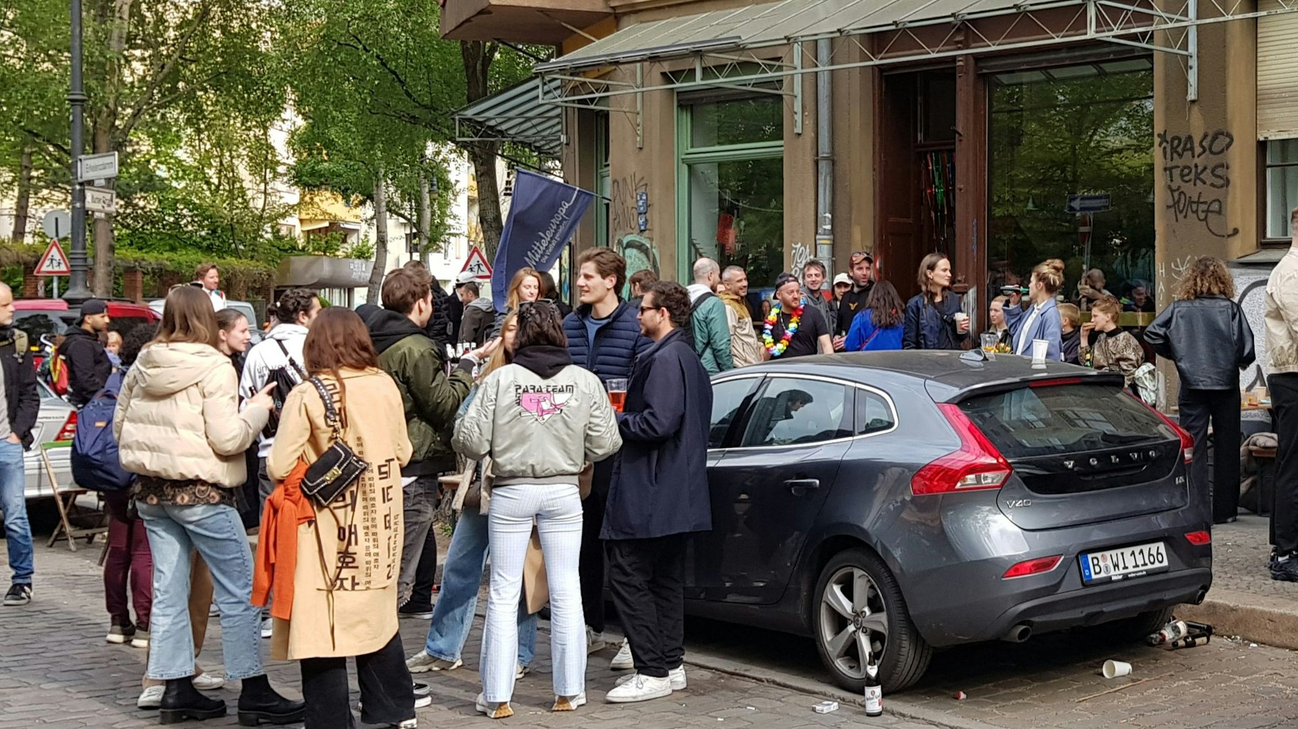 Schluss mit Krach: Der Wirt (mit Blumenkette) muss die Musik abdrehen.