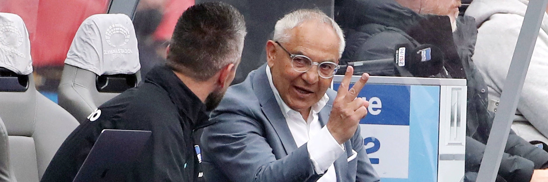 Chefcoach Felix Magath erklärt Co-Trainer Vedad Ibisevic, worauf es im Fußball ankommt. Seine Kniffe machen den Hertha-Profis endlich Beine.