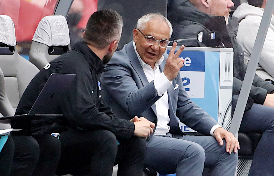 Chefcoach Felix Magath erklärt Co-Trainer Vedad Ibisevic, worauf es im Fußball ankommt. Seine Kniffe machen den Hertha-Profis endlich Beine.