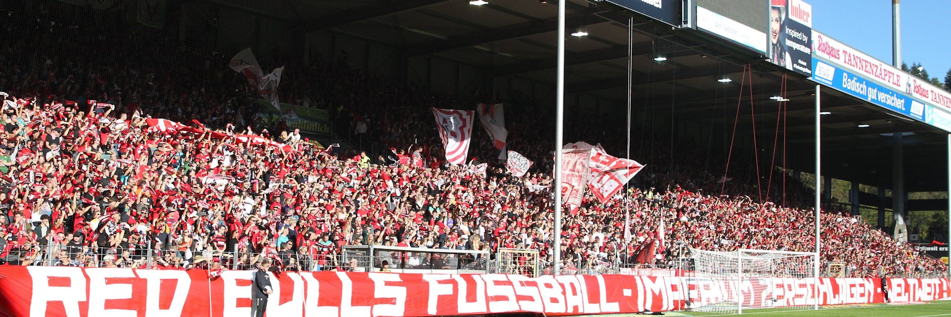 Freiburg-Fans zeigen auf einem Banner, was sie von RB Leipzig halten: „Red Bulls Fußball-Imperium zerschlagen – weltweit.“